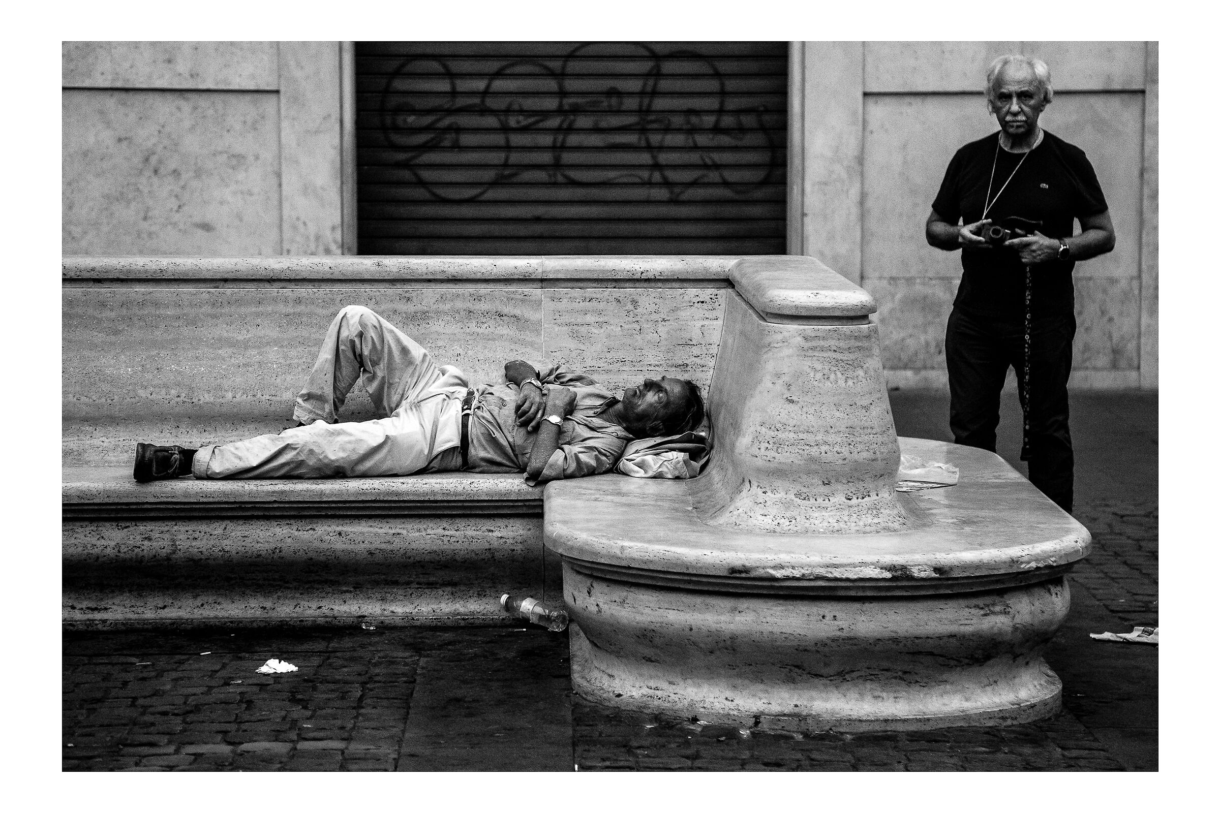 Contrasti - Piazza San Silvestro. Roma.
