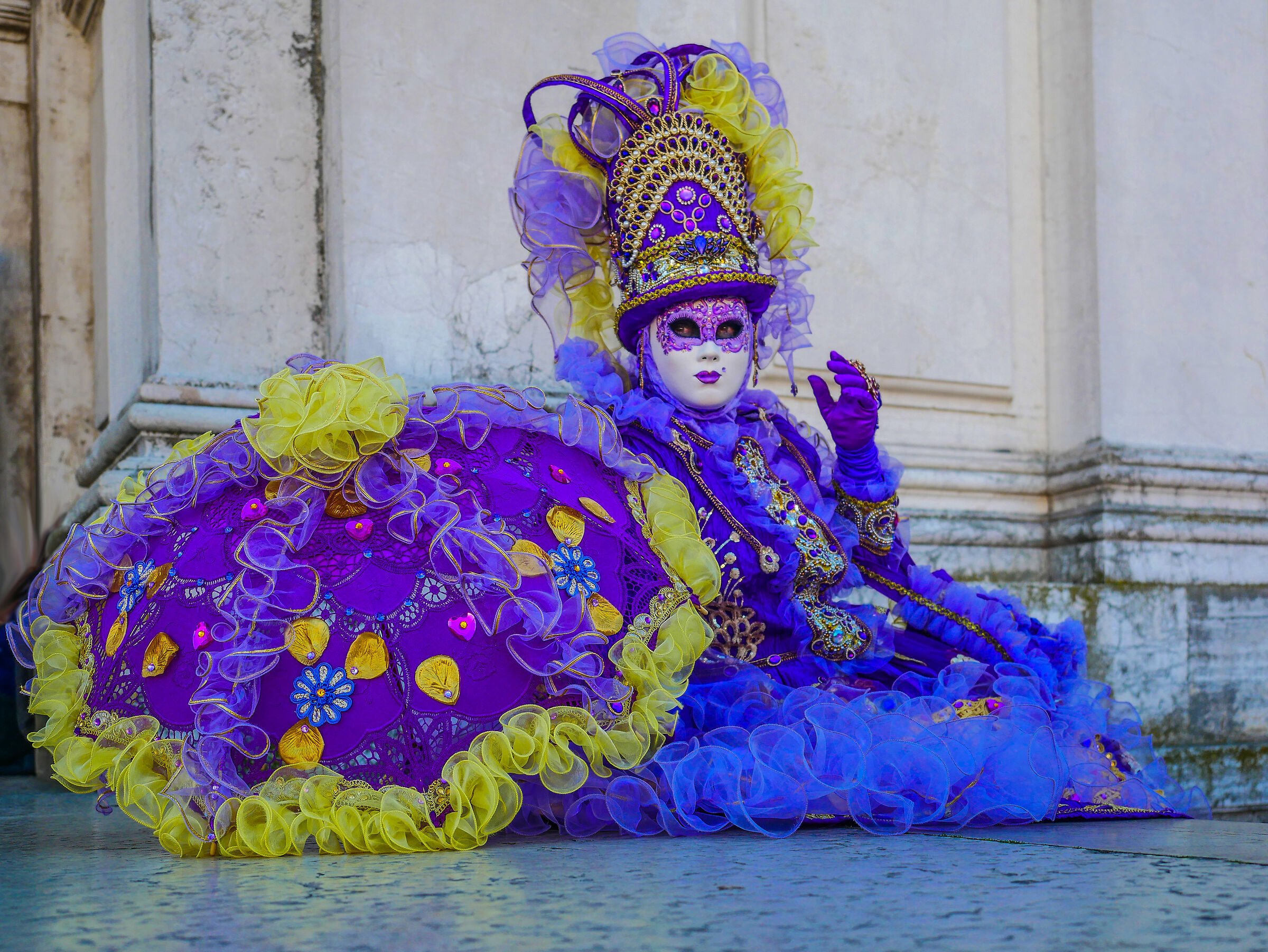 Maschera viola con ombrello