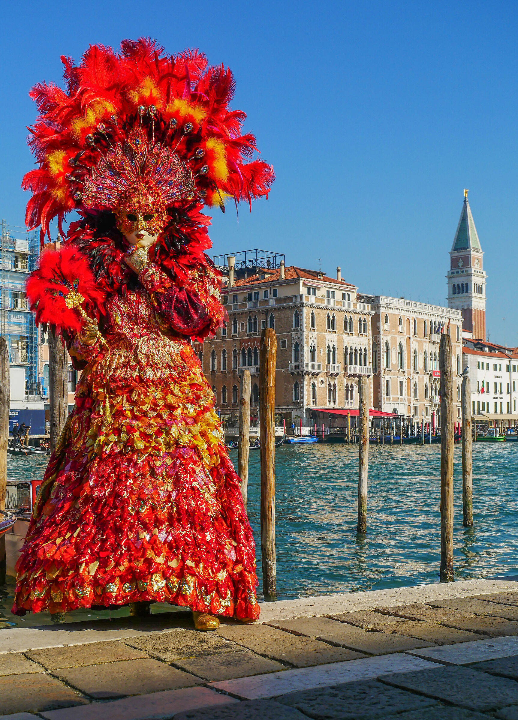 Maschera rossa sul canale