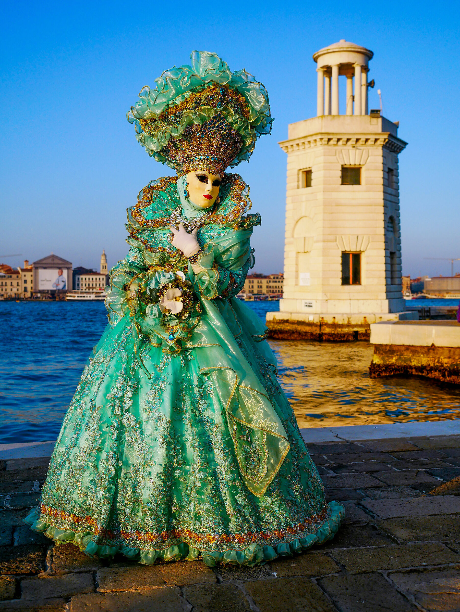 Maschera turchese al tramonto