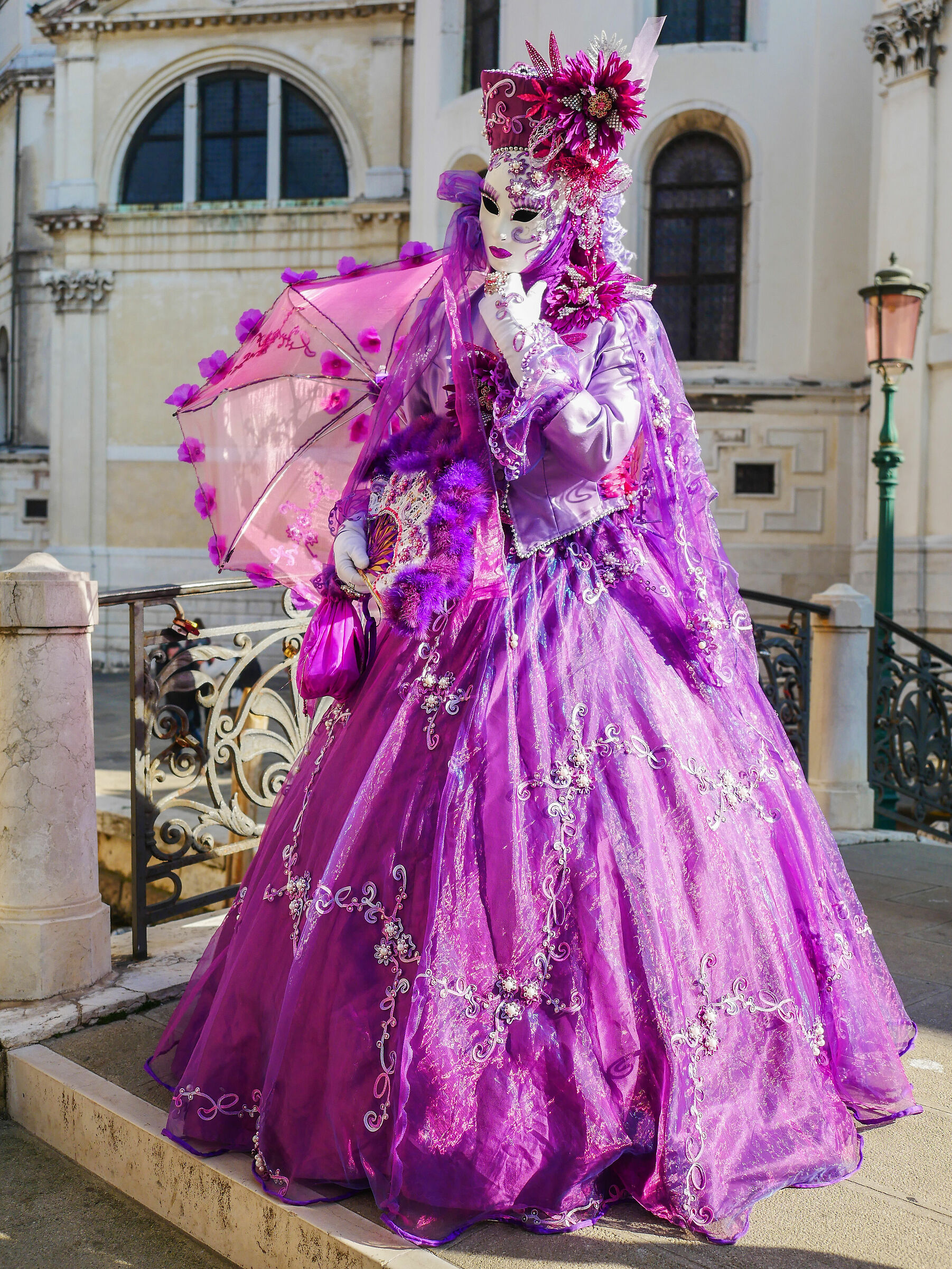 Maschera viola sul ponte