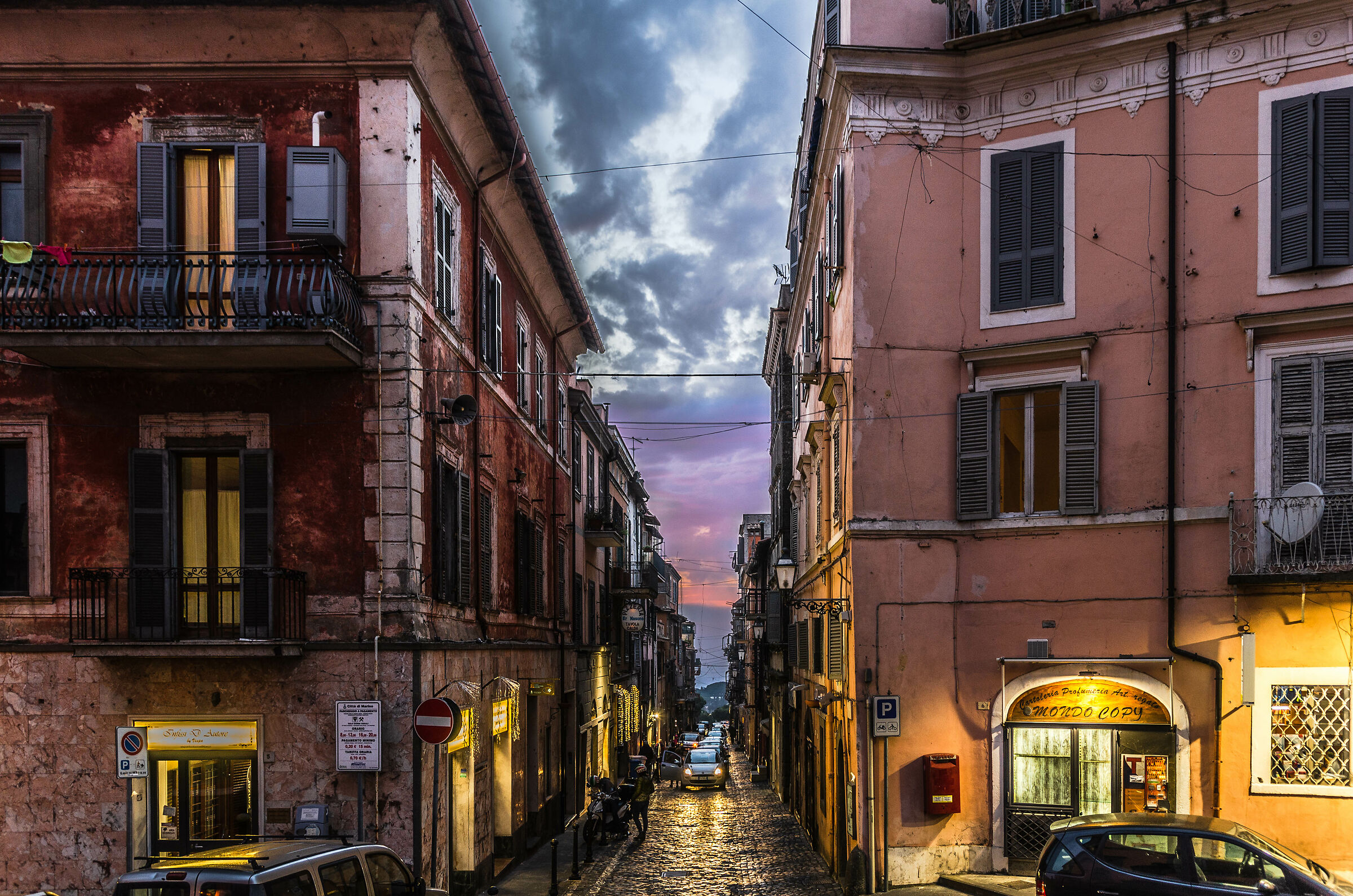 The sunset in the alley