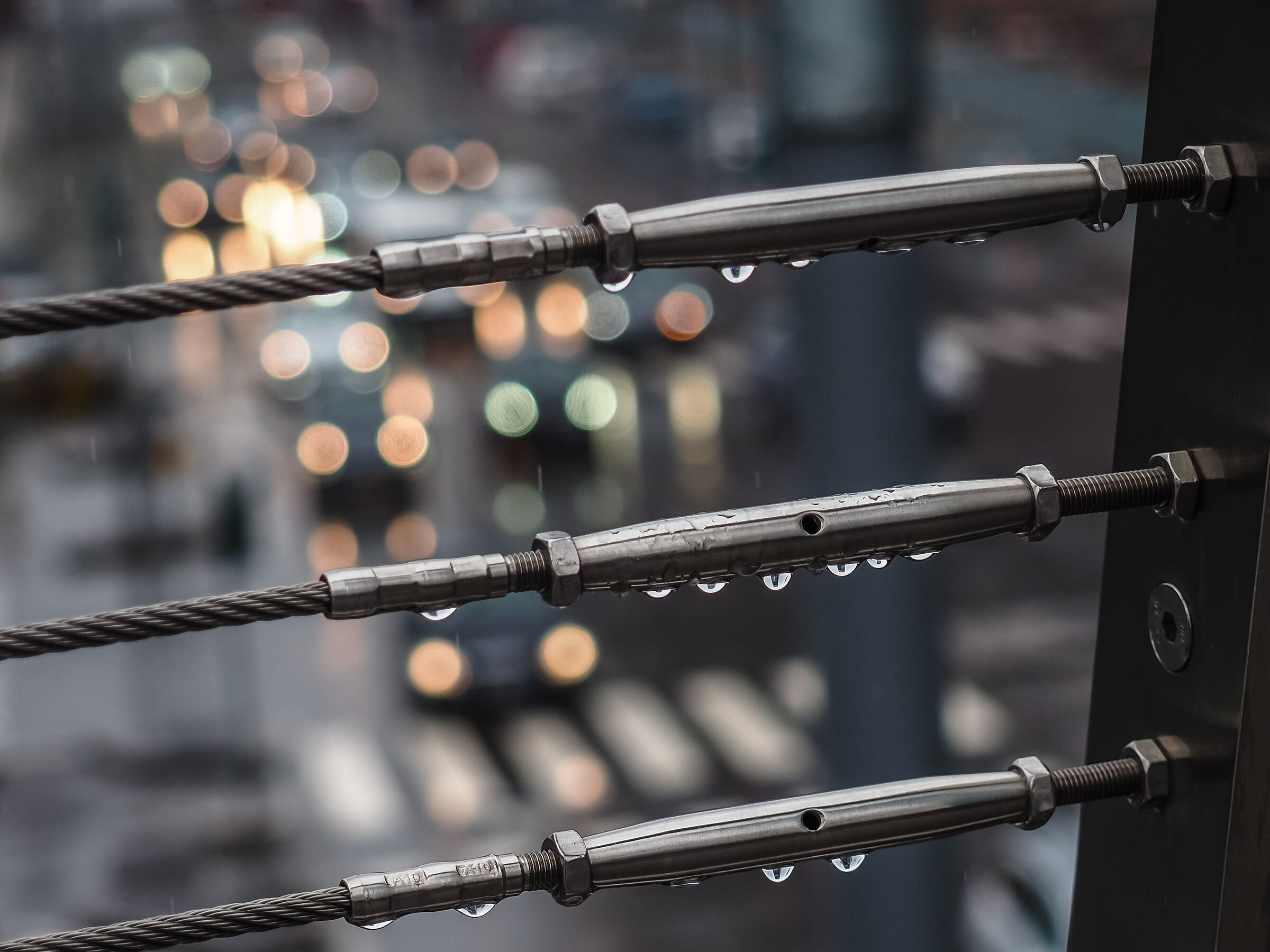 gocce di pioggia sulla città