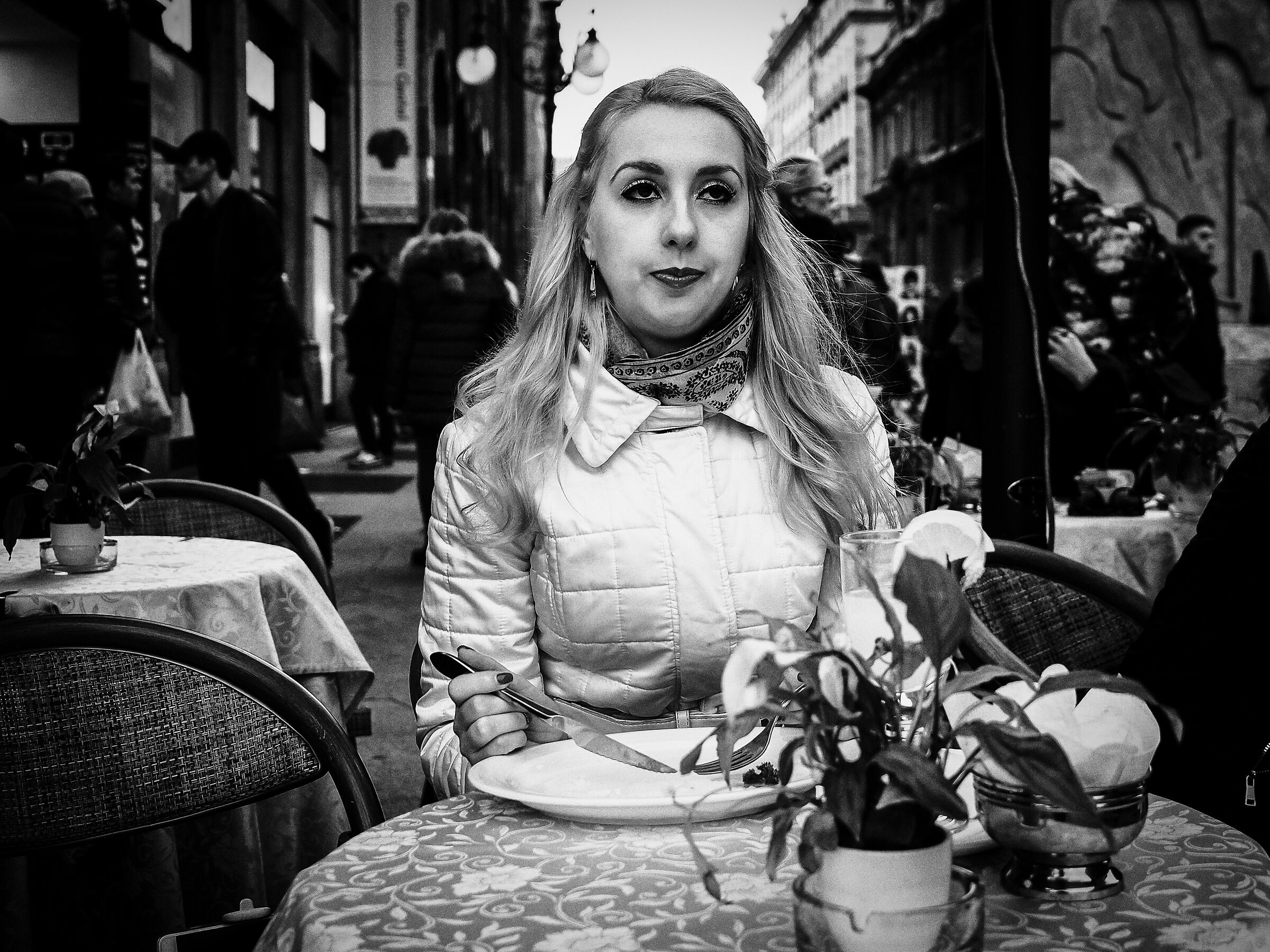 la nipote di Calindri mangia in mezzo alla strada