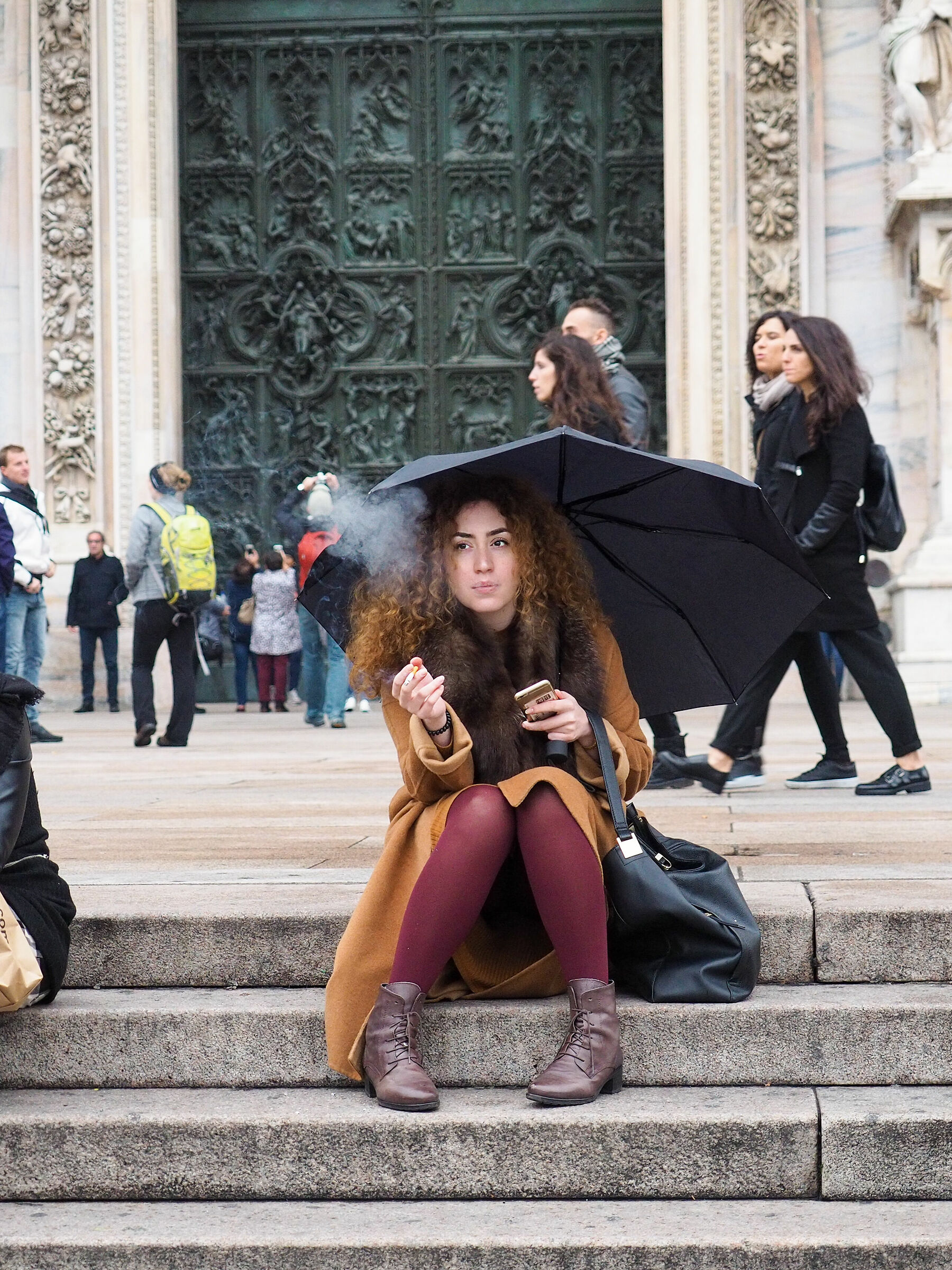 una sigaretta sugli scalini del Duomo