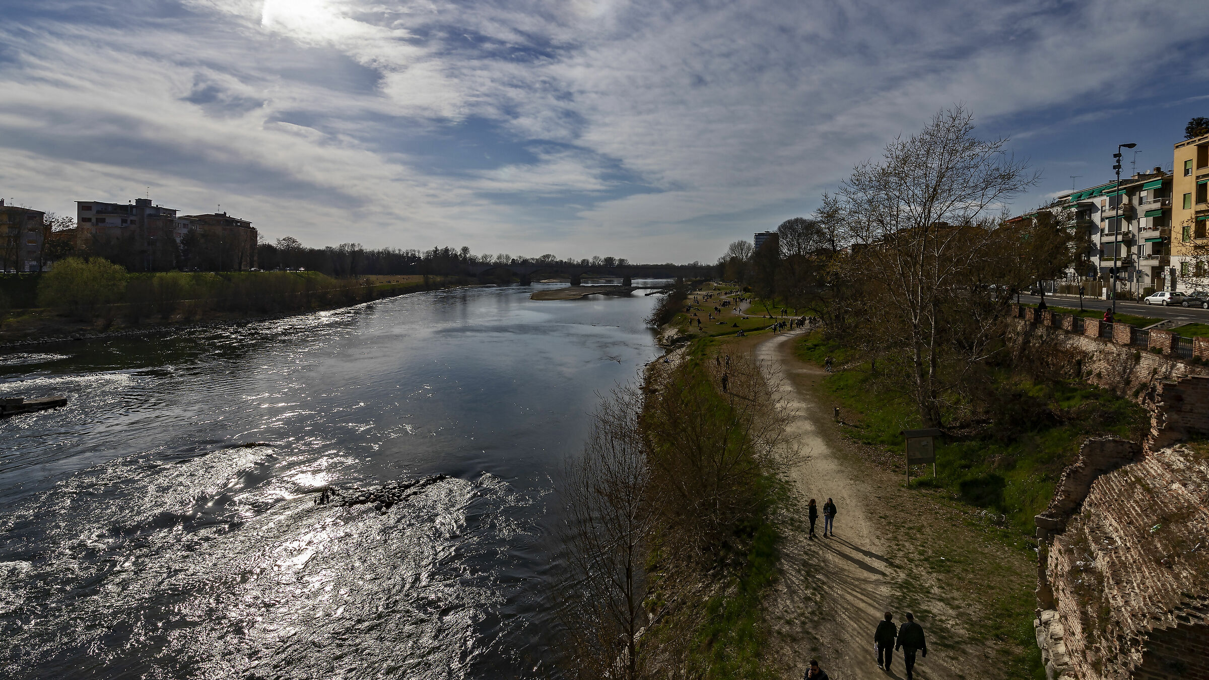 Il fiume scorre lento