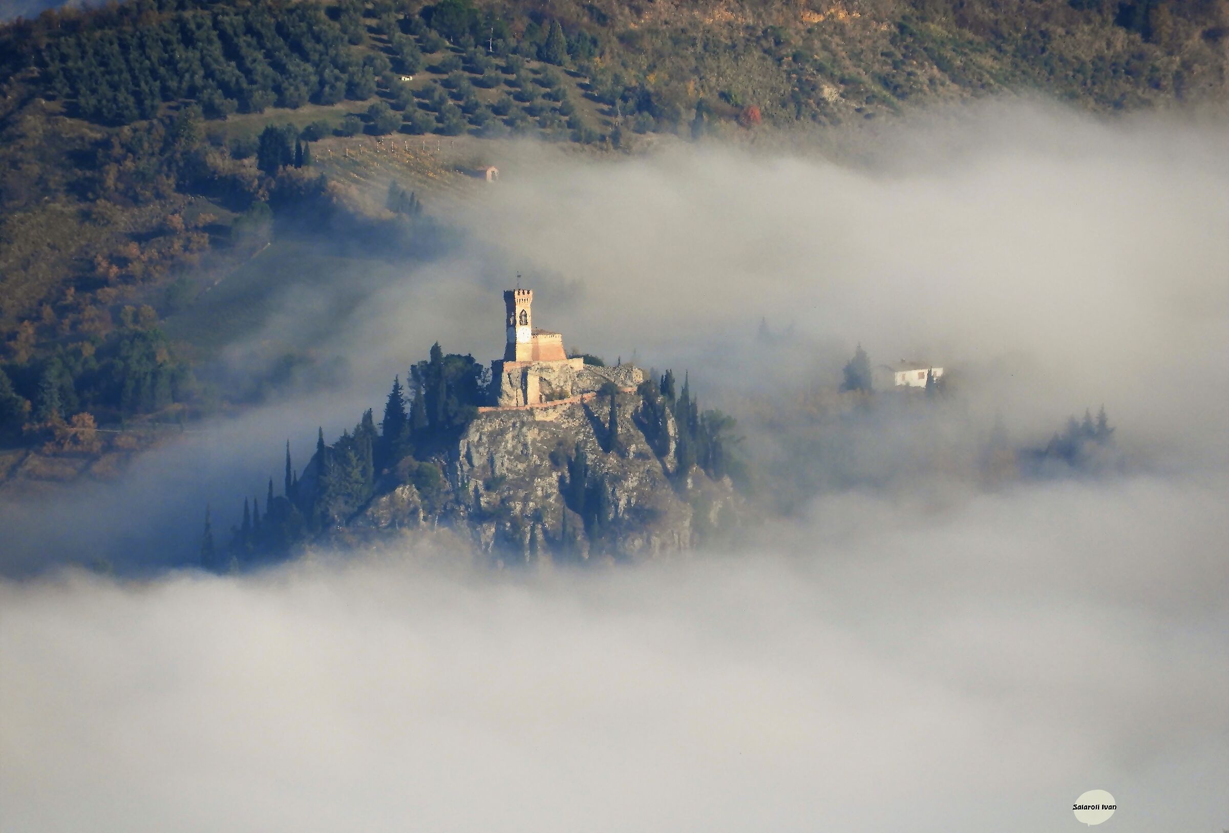 L'isola nella nebbia