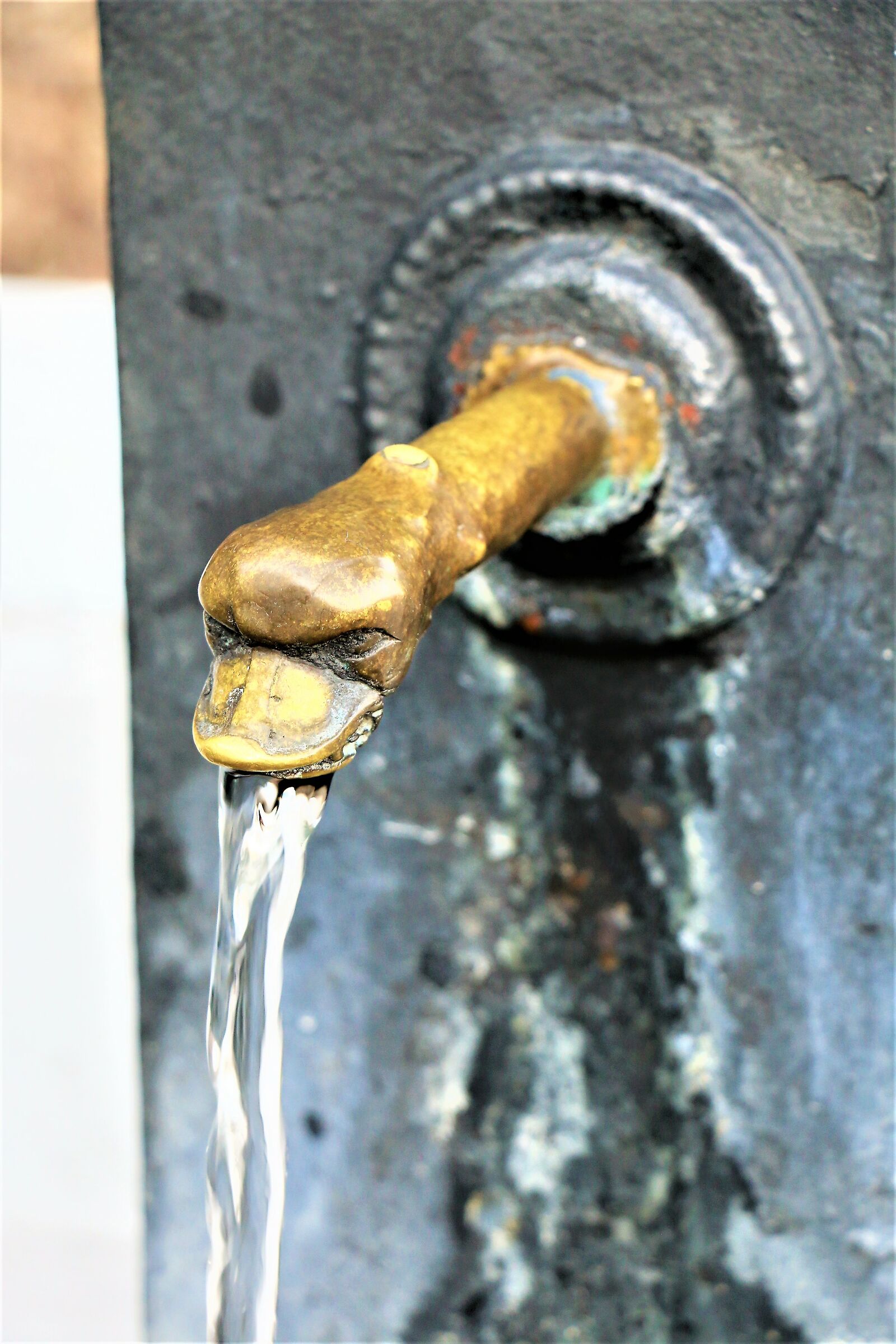 Rubinetto in piazza Limone del Garda