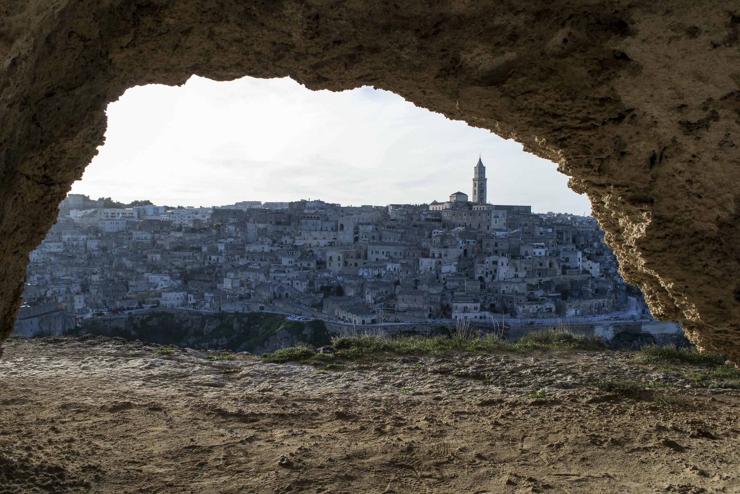 I Sassi di Matera ripresi da una grotta sul belvedere
