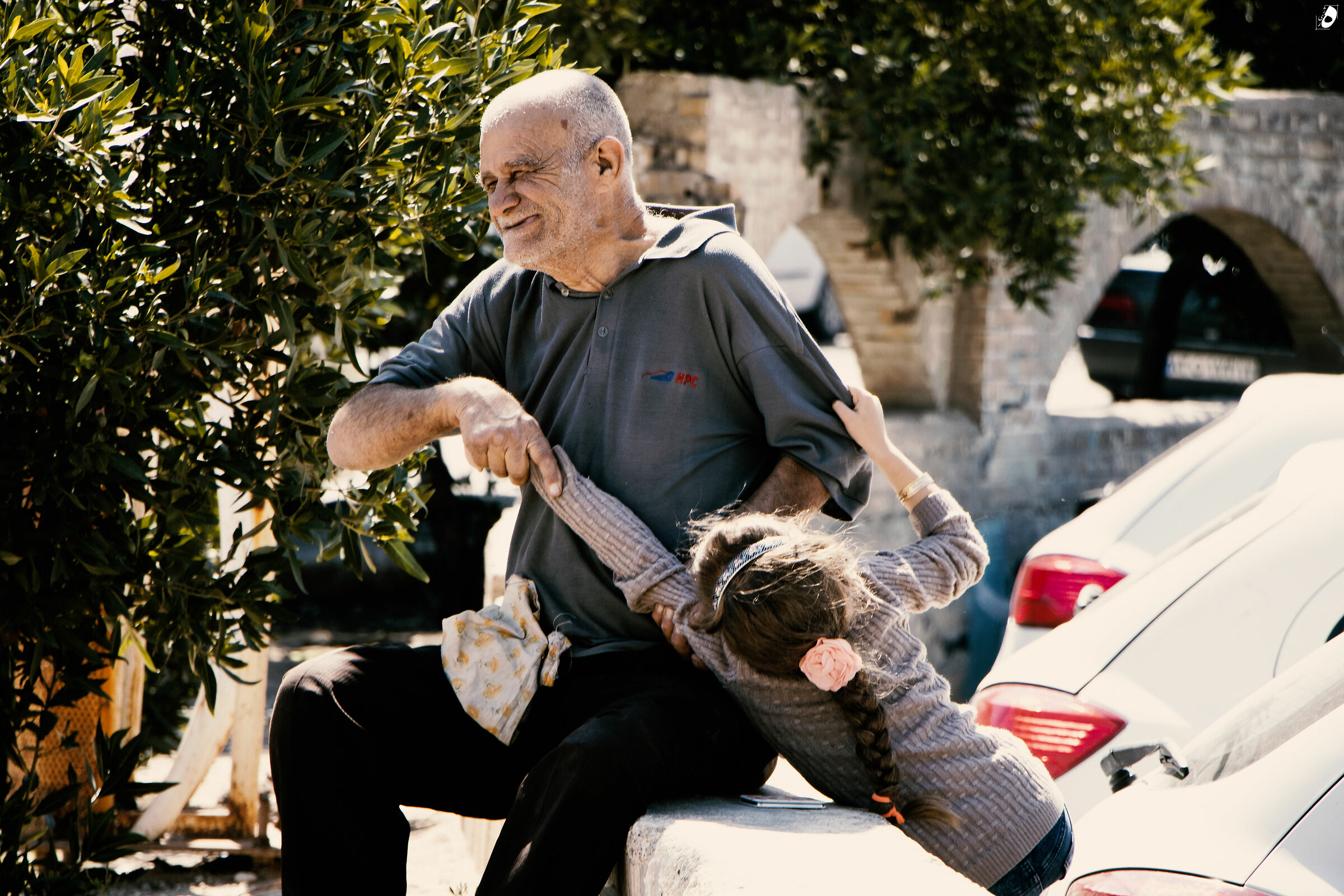 ragazza ama il suo nonno