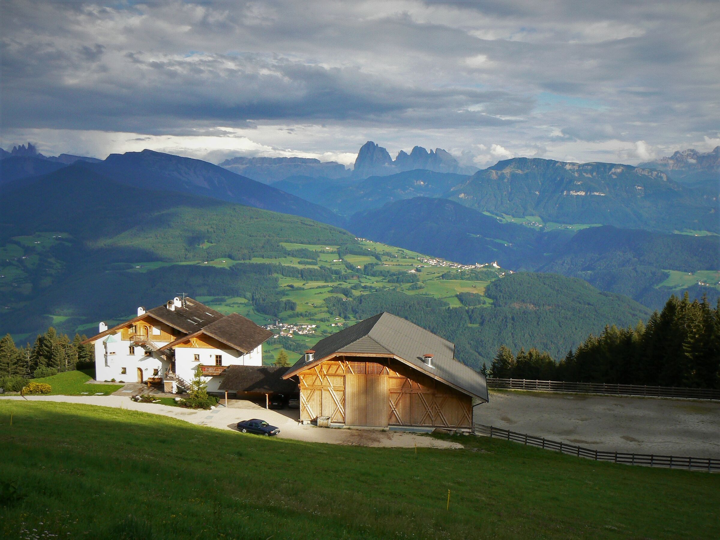 Val D'isarco, in the background the Sassolungo.