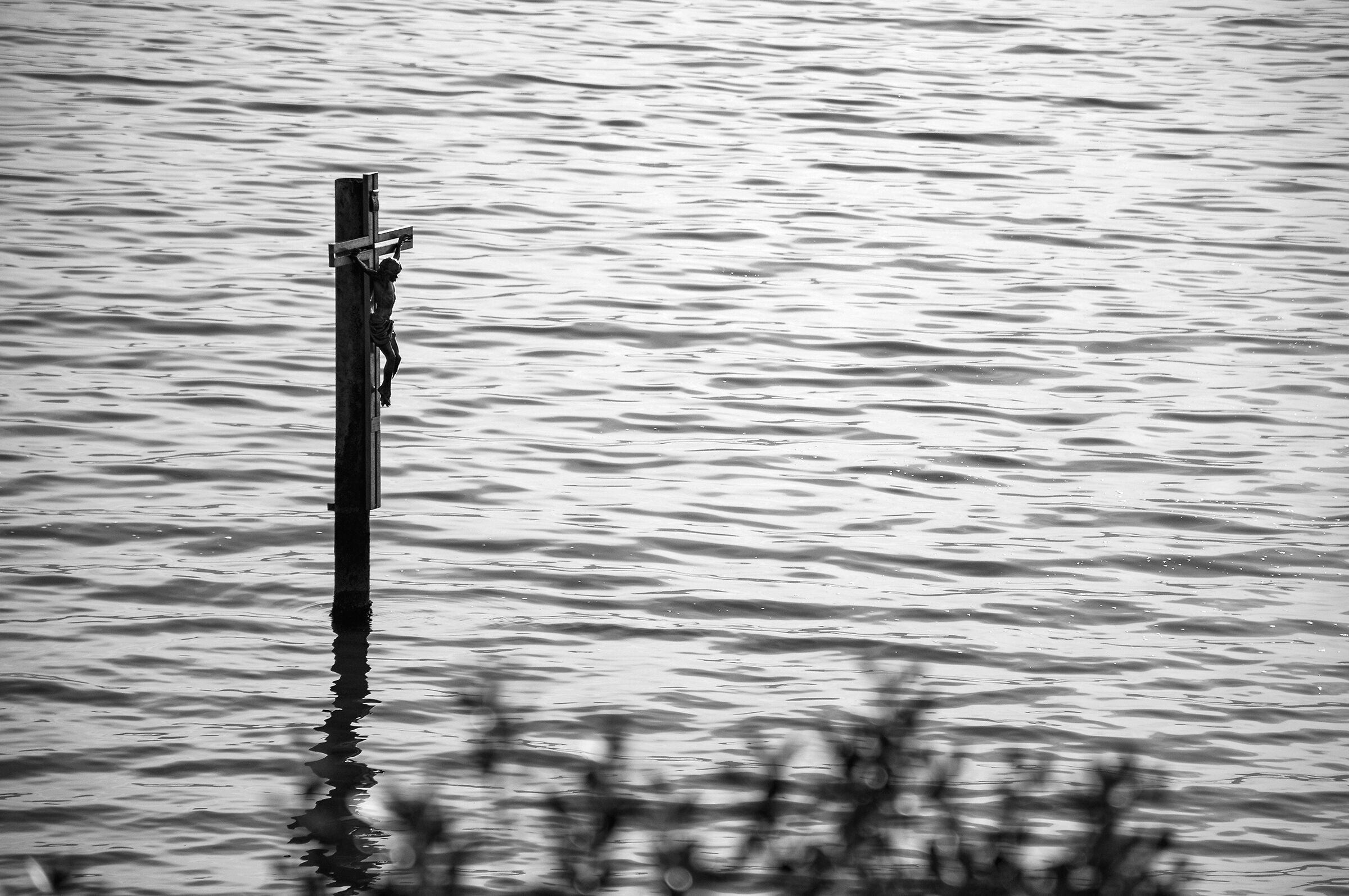 Crucifix in the lake of Varano