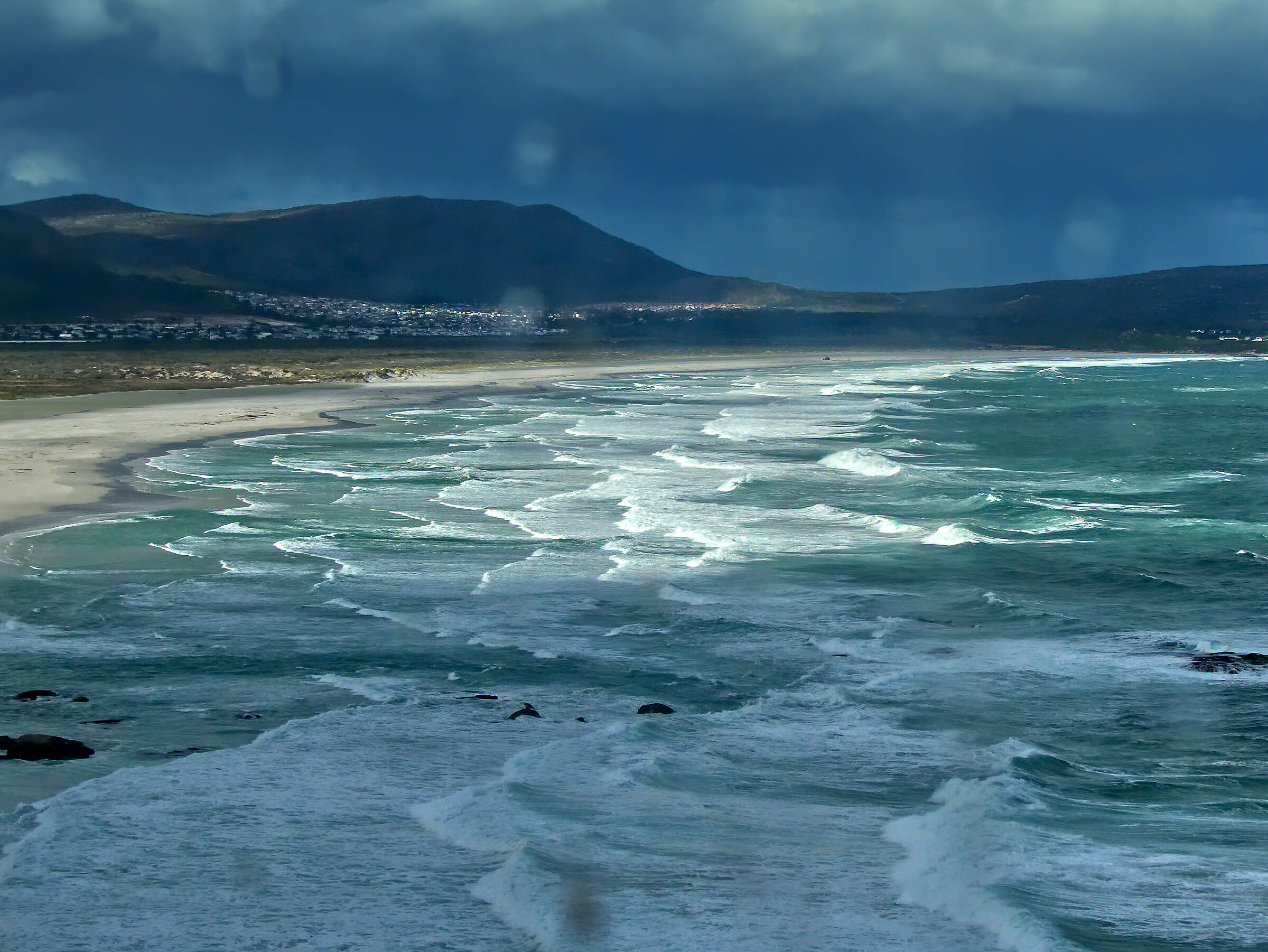 pioggia e sole sull'oceano