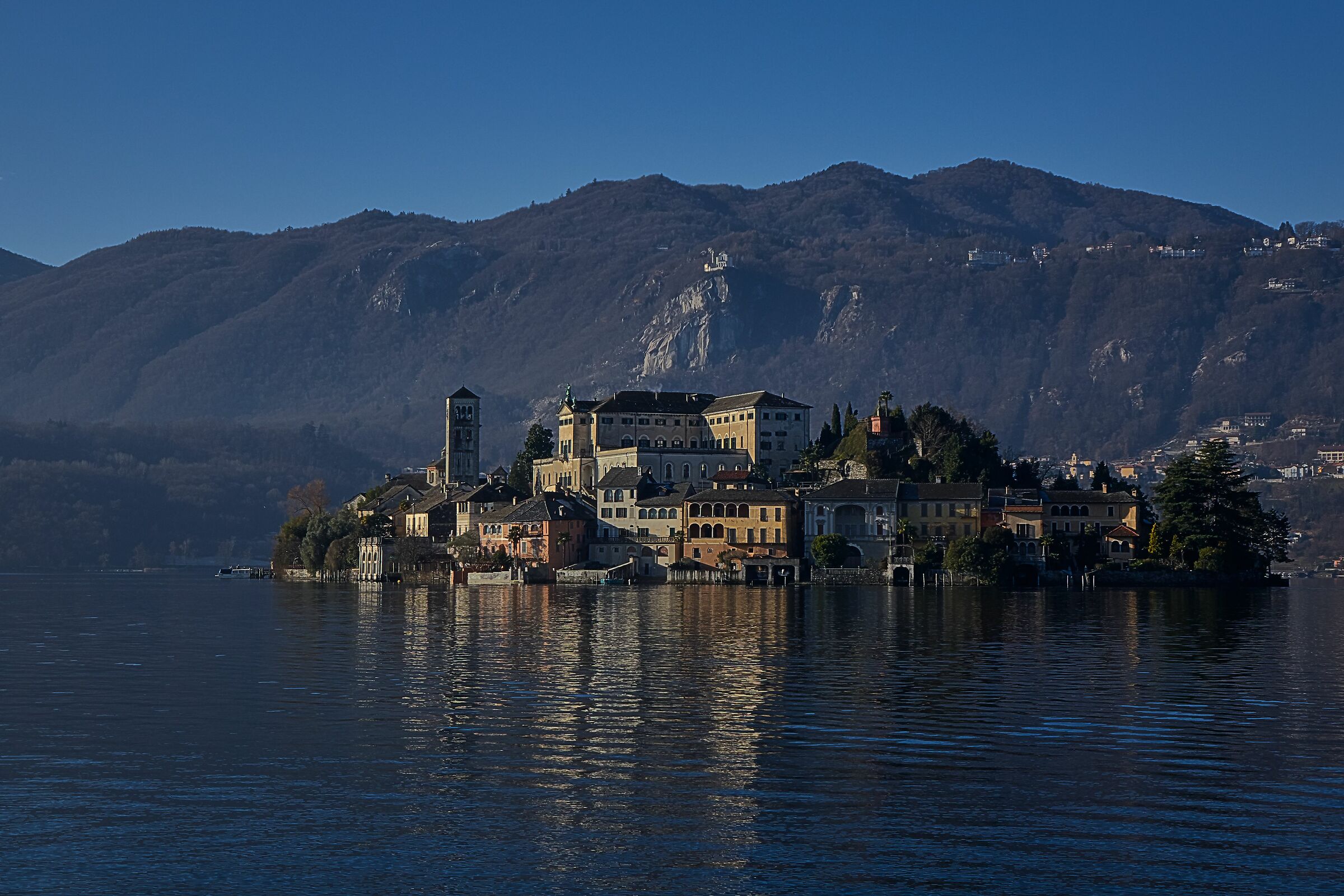 Island of San Giulio dall'imbarcadero di Orta