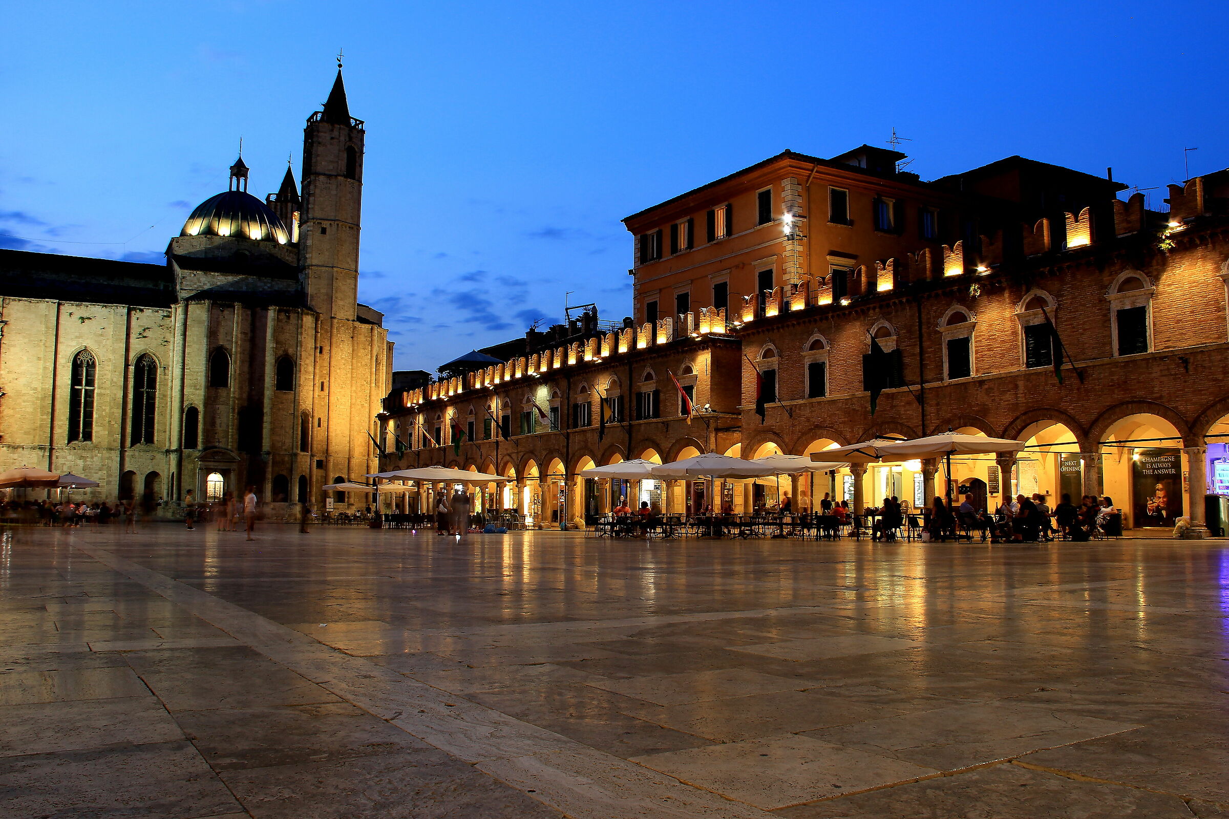 I portici di Piazza del Popolo