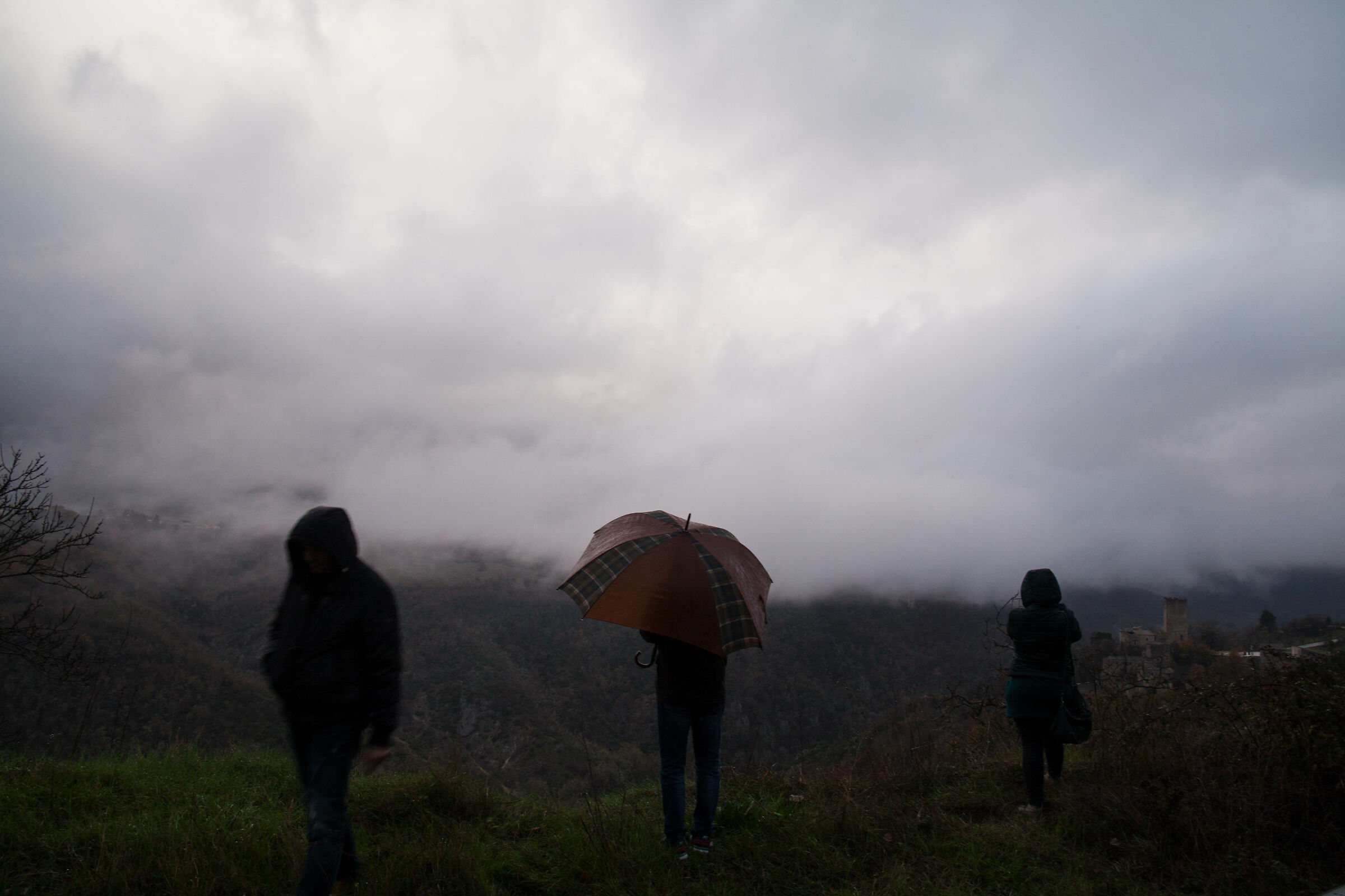 Under the fog to look for ghost country