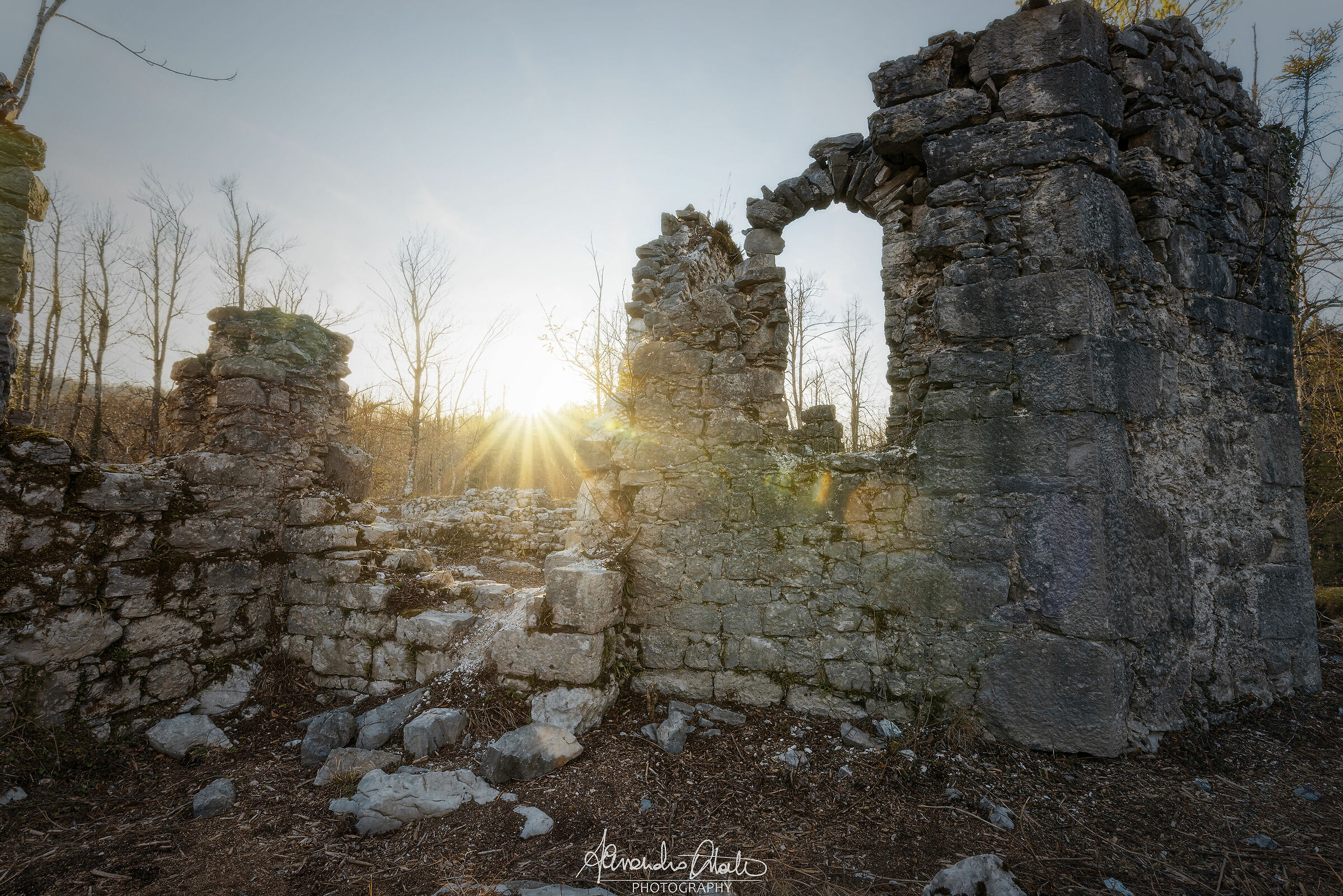 Le rovine della chiesetta.