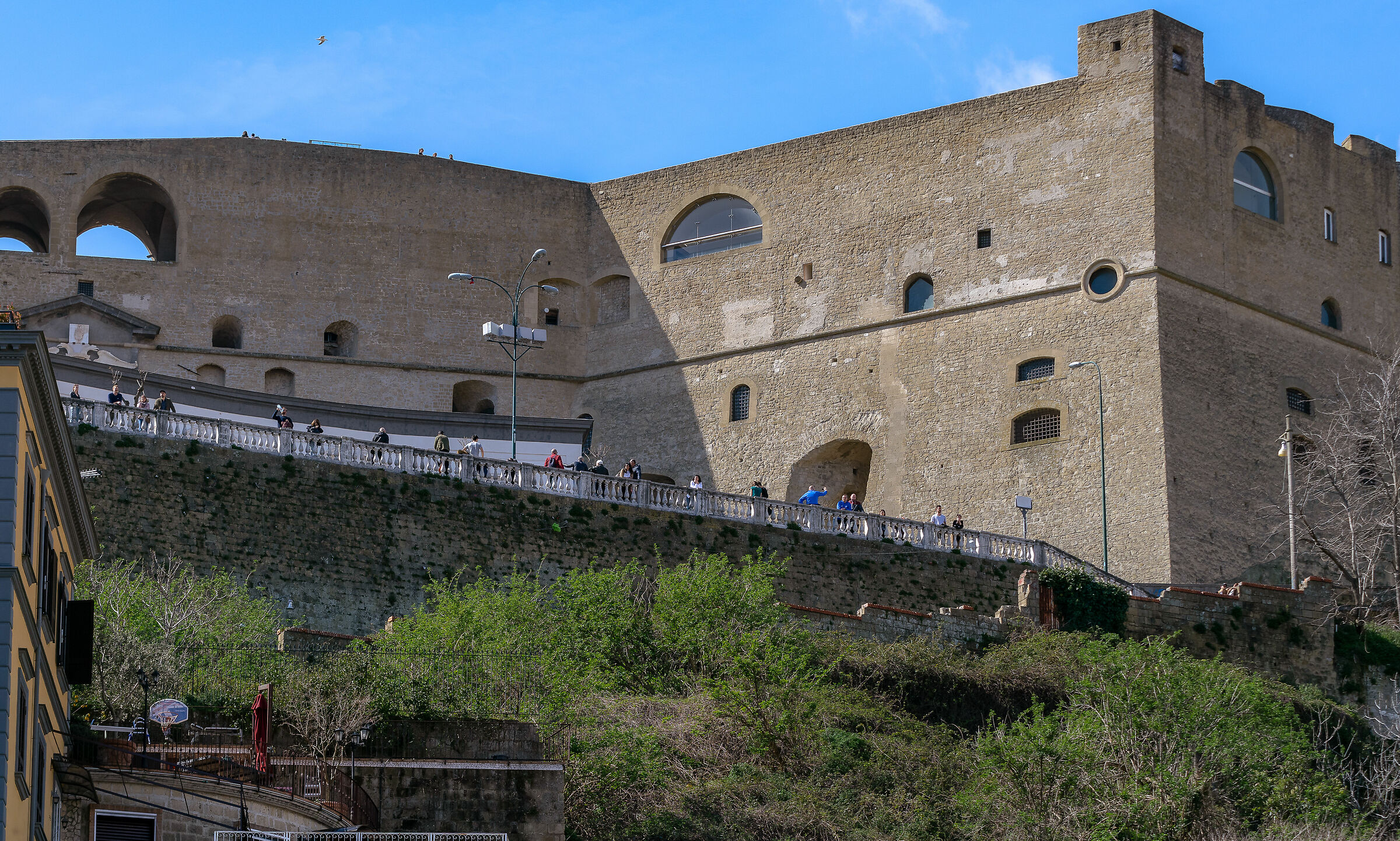 Si vede la facciata del castello