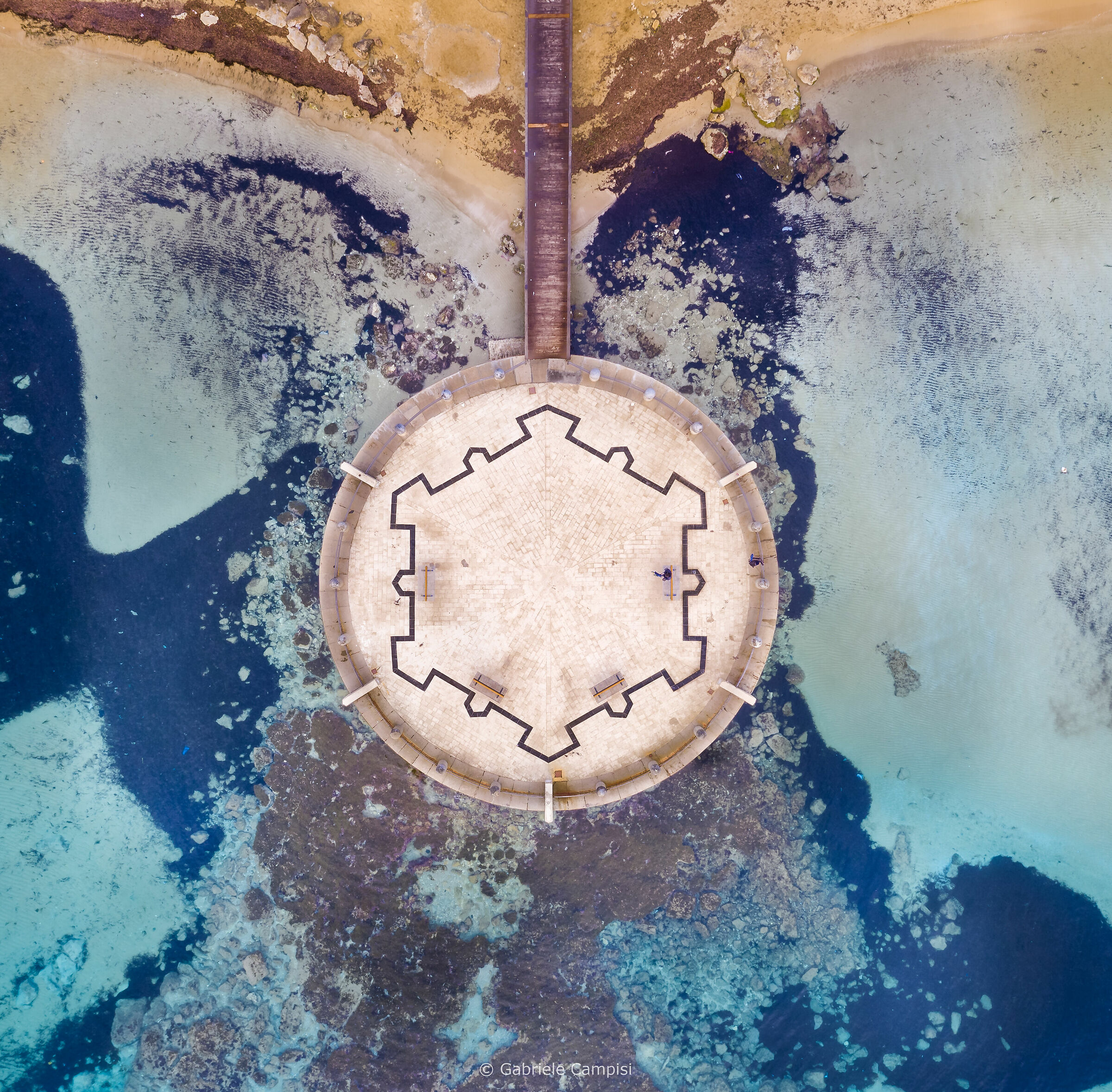 Una rotonda sul mare