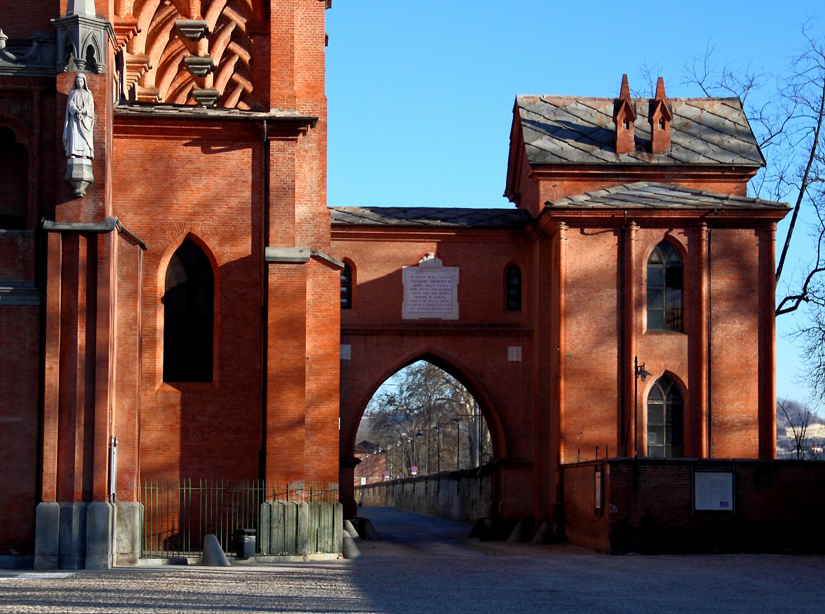 Door Piazza Pollenzo