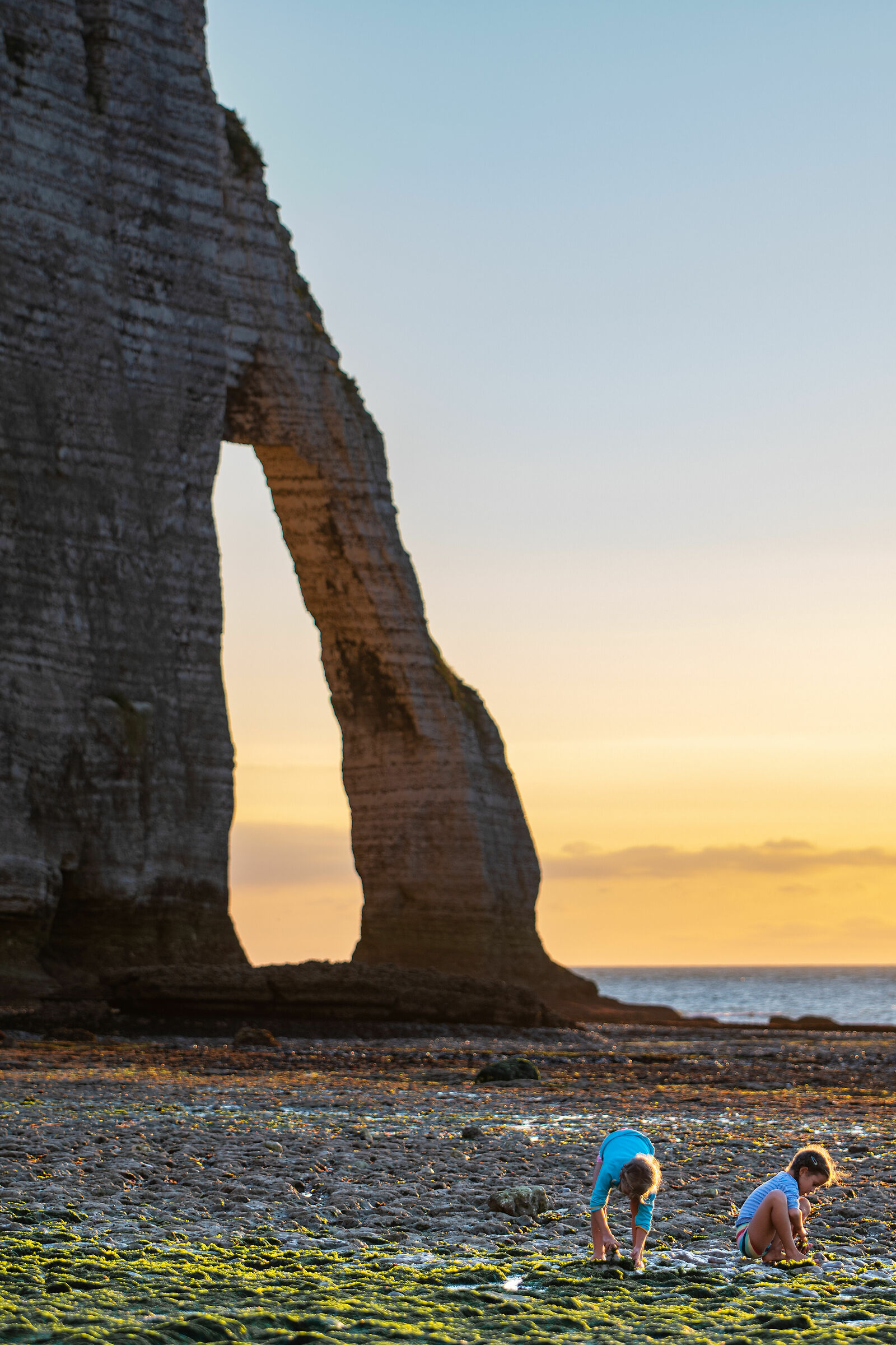 Sunset shelling in Etretat