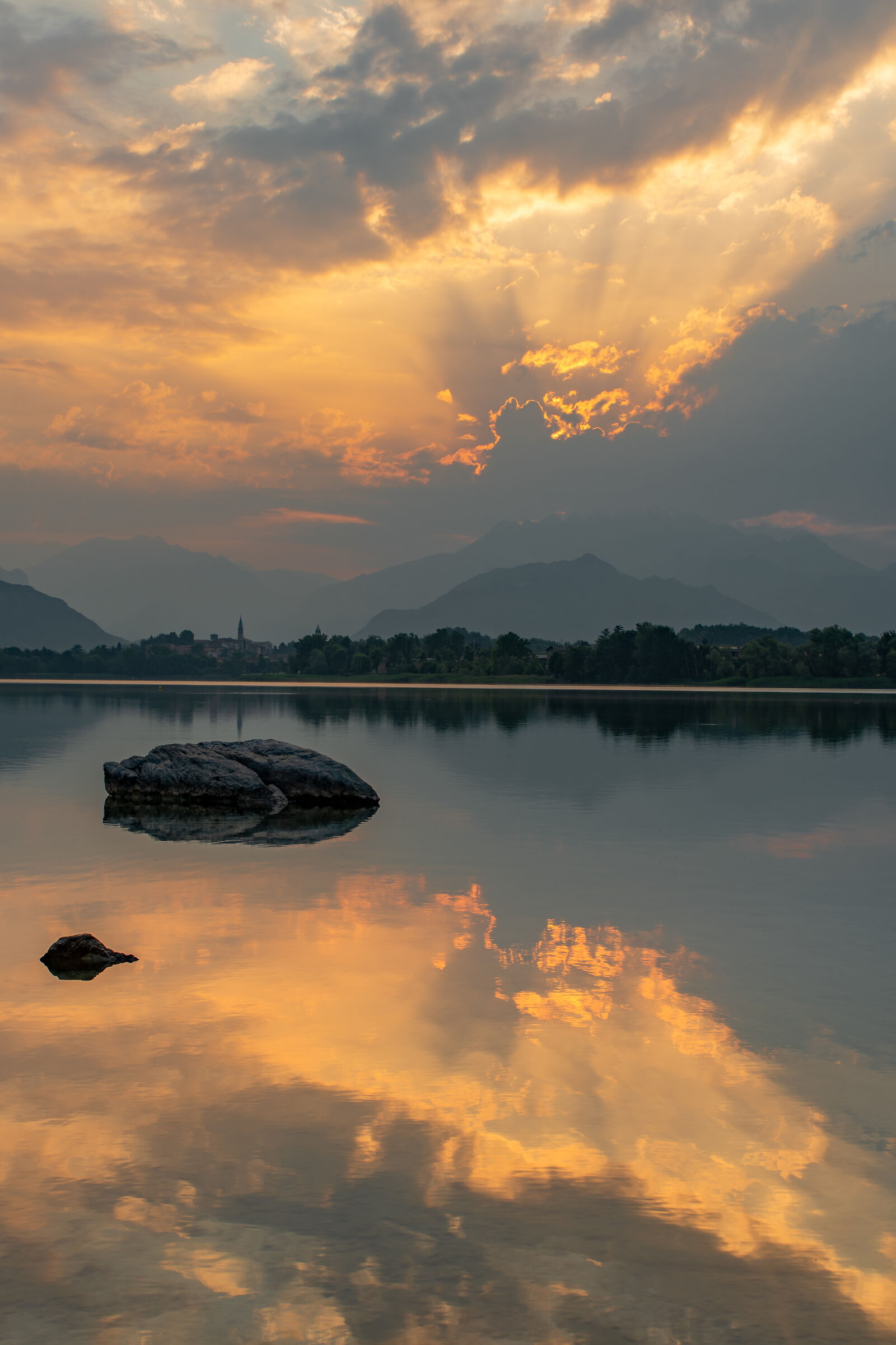 Alba riflessa sul lago di Pusiano