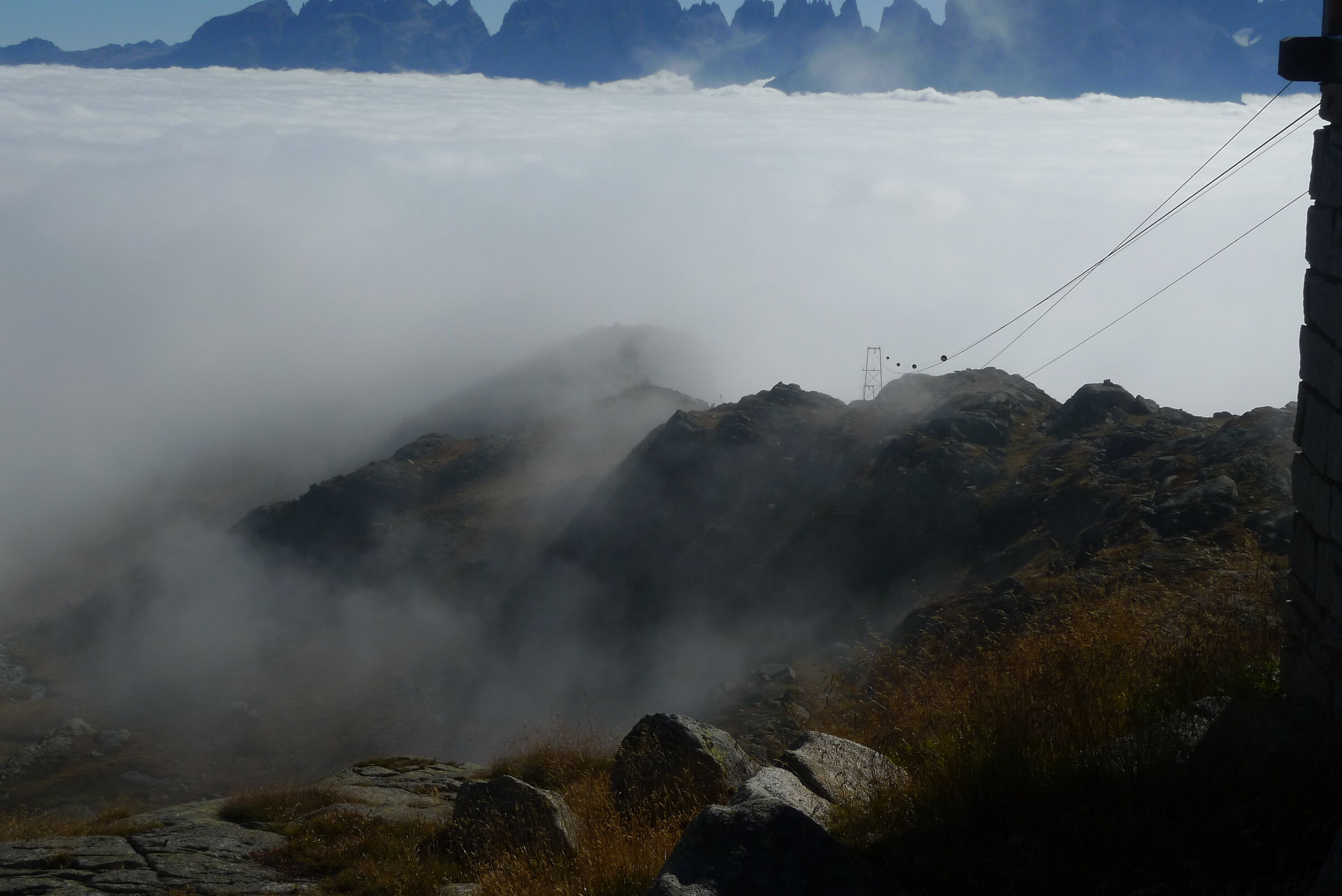 The fog to the bristling hills rises