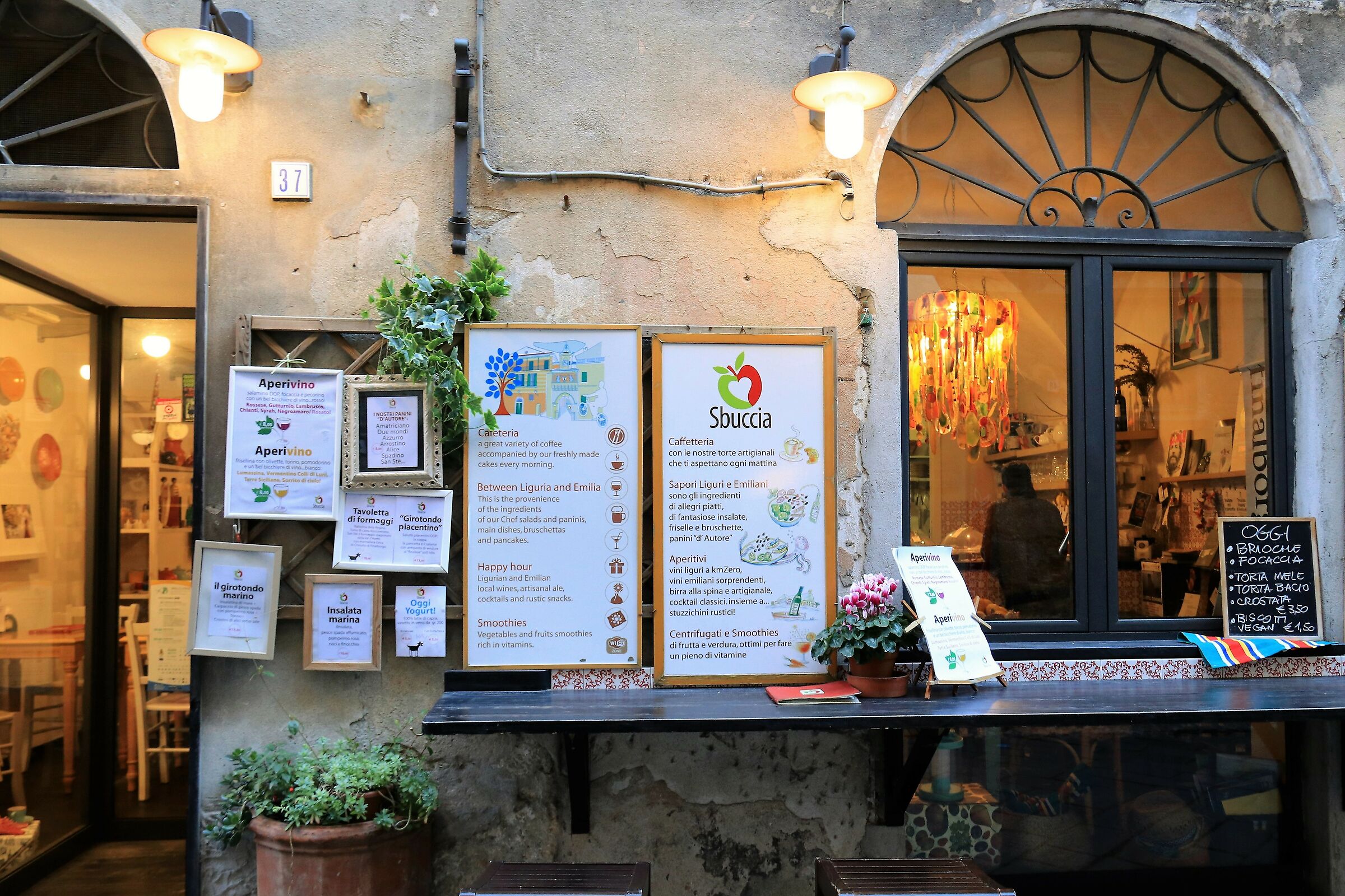 L'ora dell'aperitivo a Finalborgo (Finale Ligure )