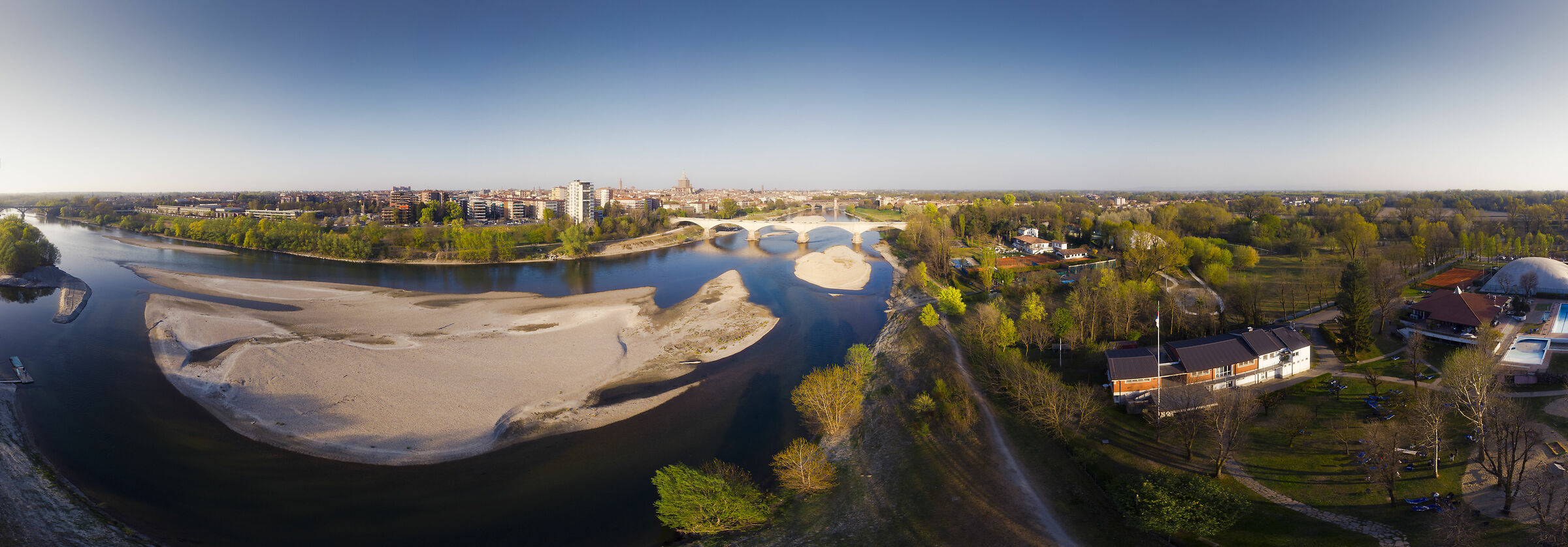 Veduta dall'alto di Pavia dal parco sul Ticino