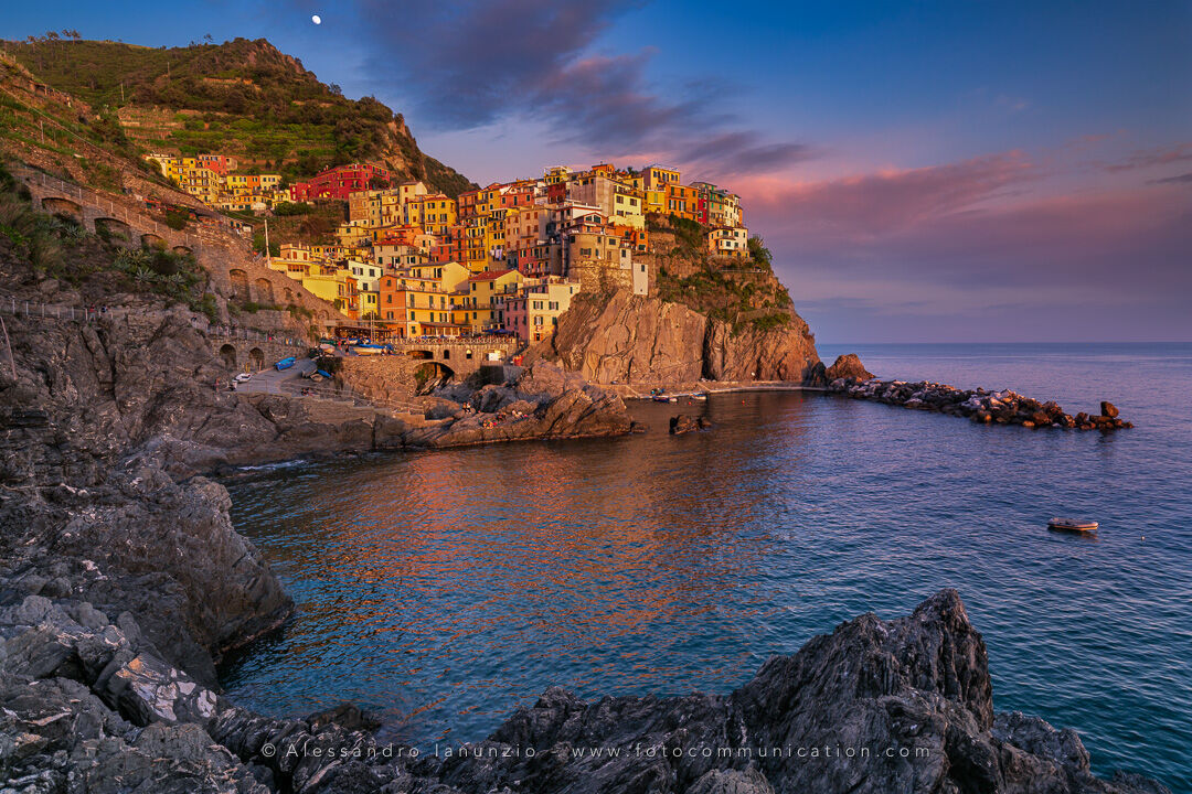 Tramonto e luna su Manarola. Cinque terrre.