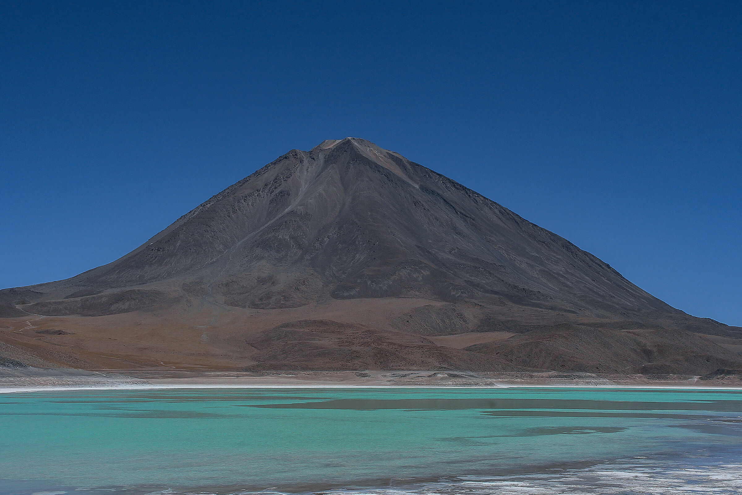 Bolivia.Laguna Verde e vulcano Licancabur
