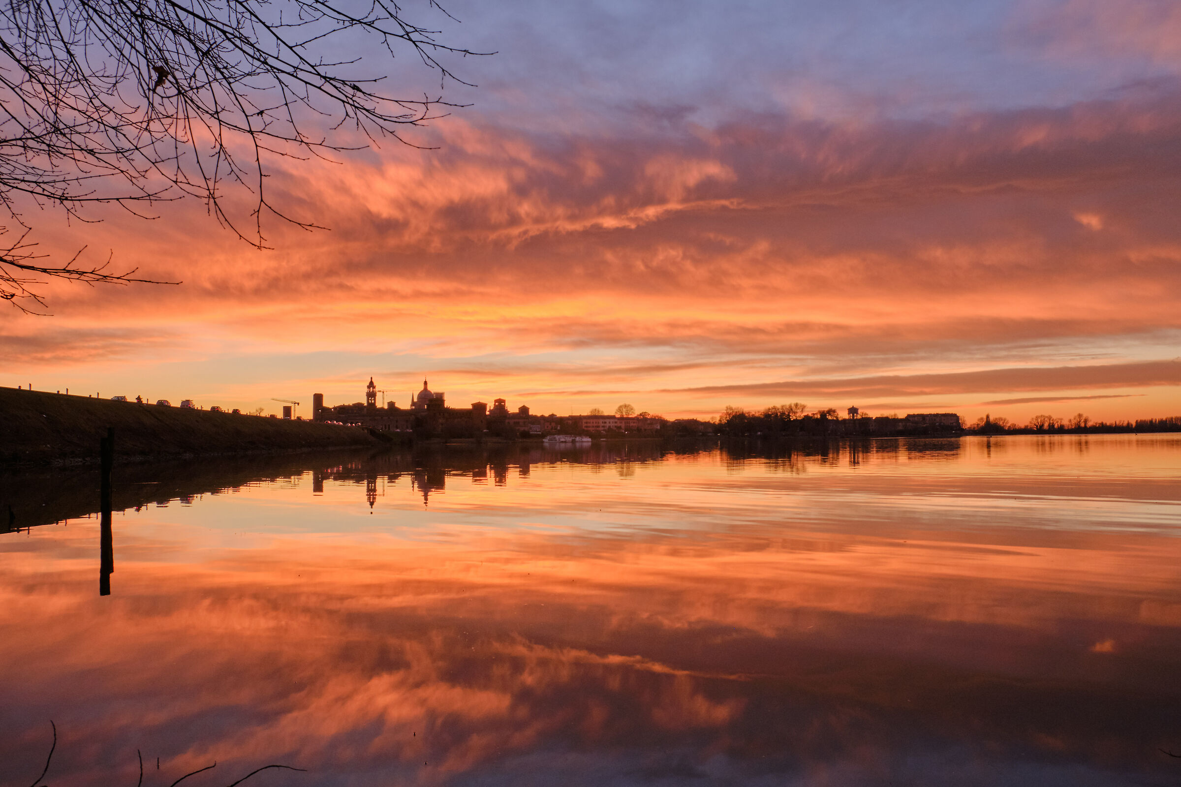 Tramonto sul lago di Mezzo a Mantova
