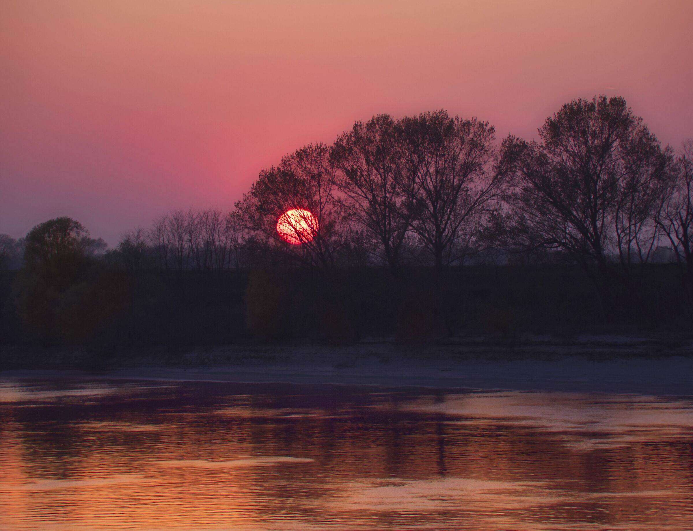 L'ultimo sole sulla sponda del Po