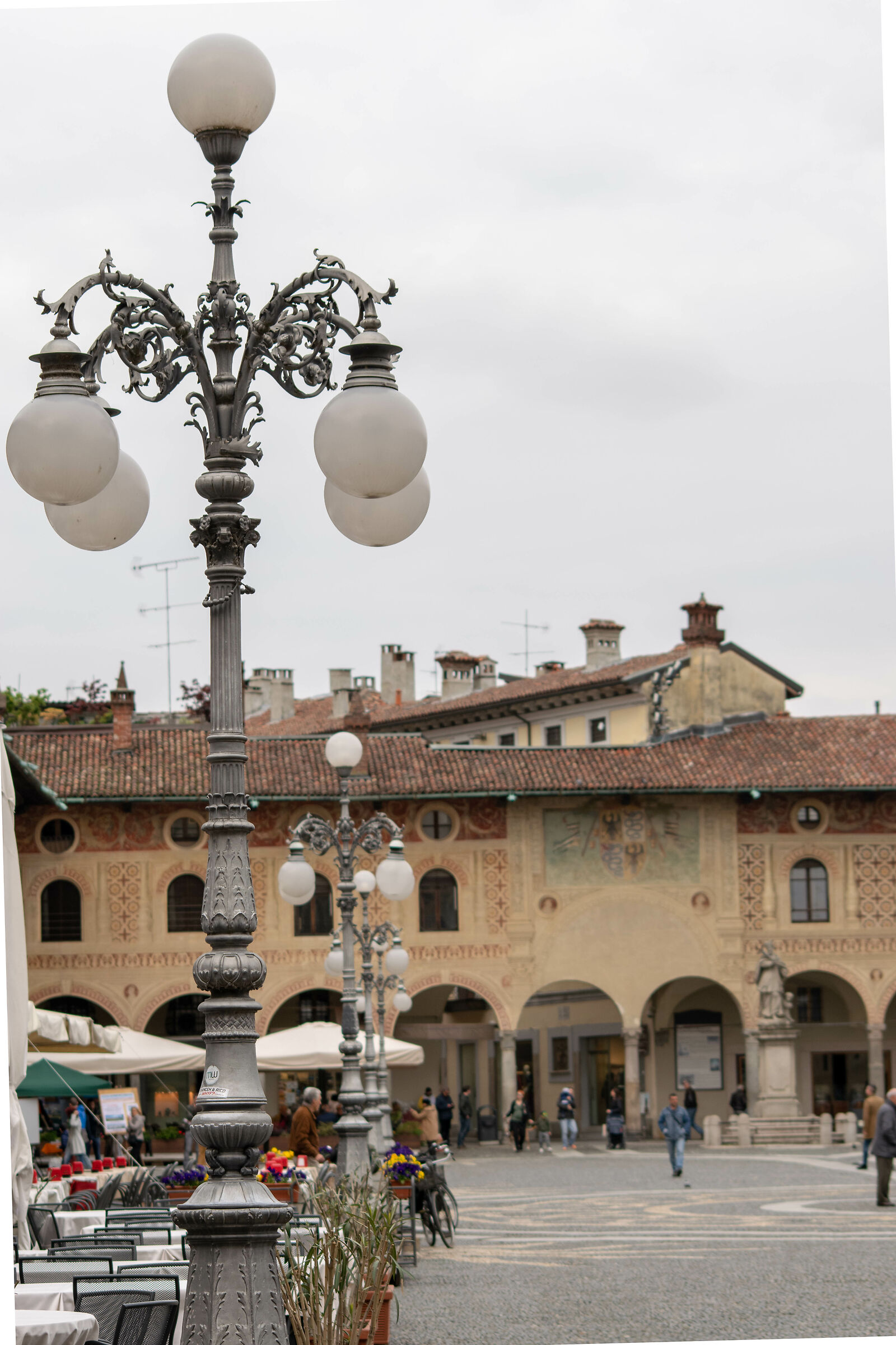 La Piazza di Vigevano. (2)