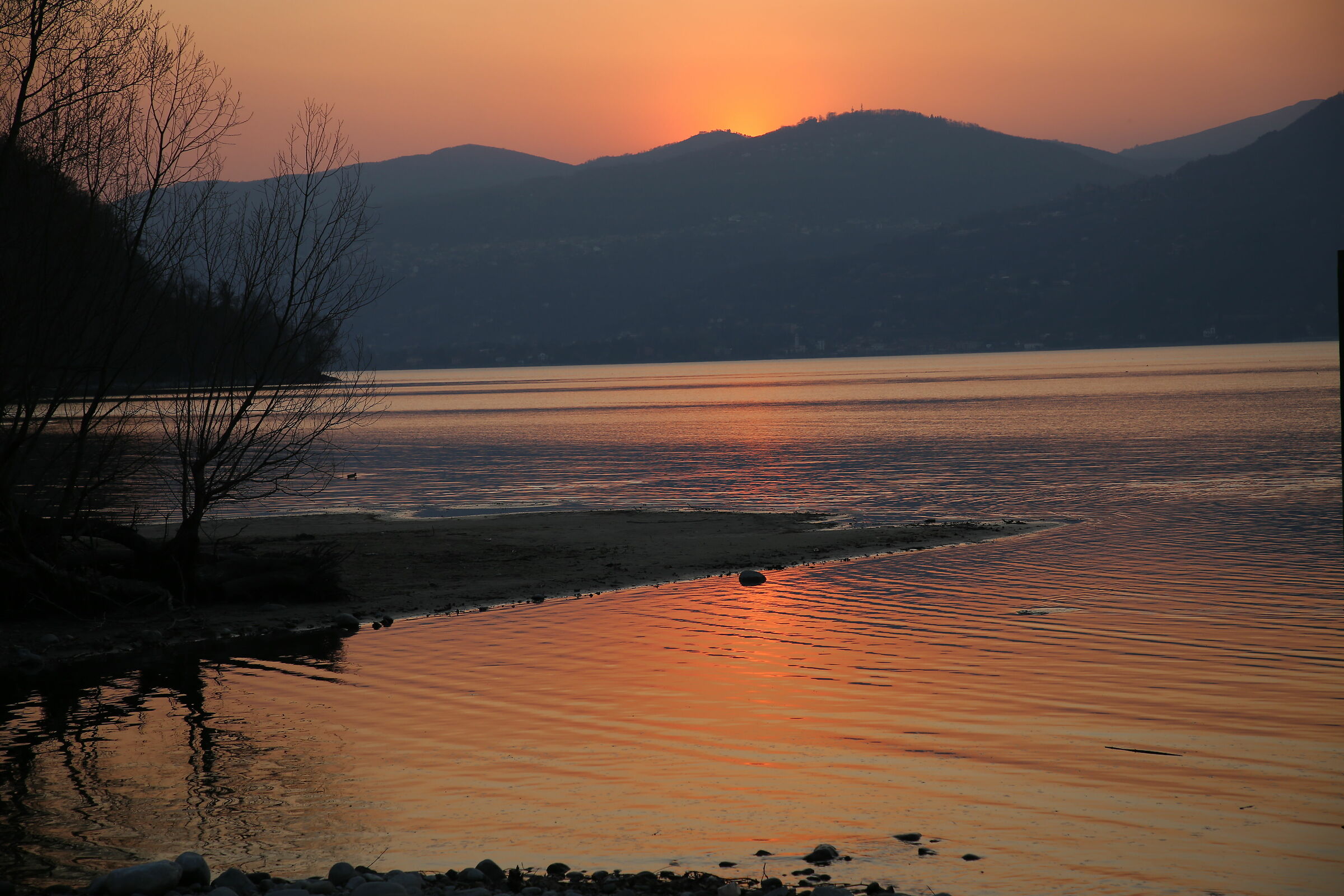 tramonto sul lago maggiore