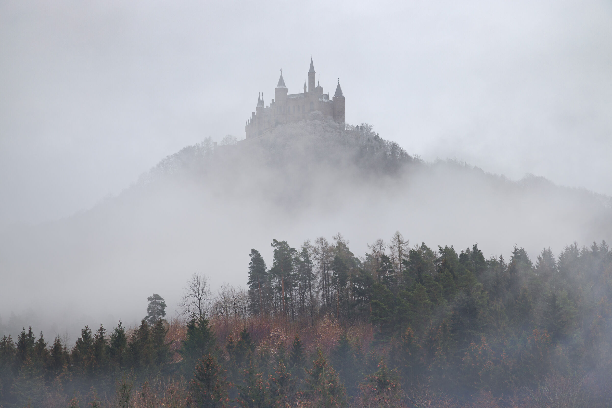 Il castello di Hohenzollern tra le nebbie