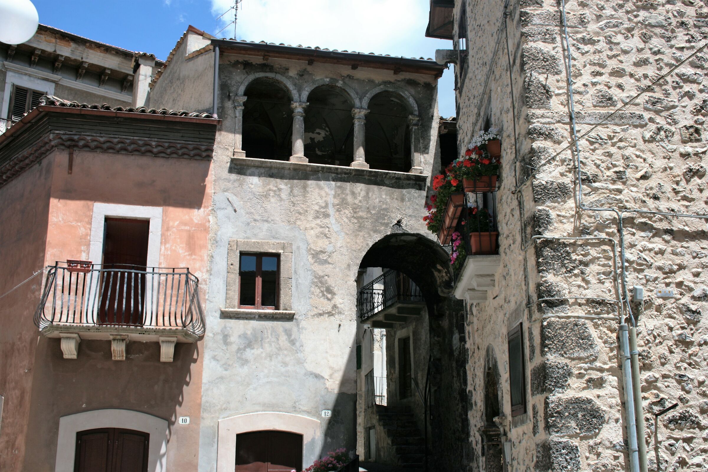 Loggiato characteristic of Case Roncone in Scanno
