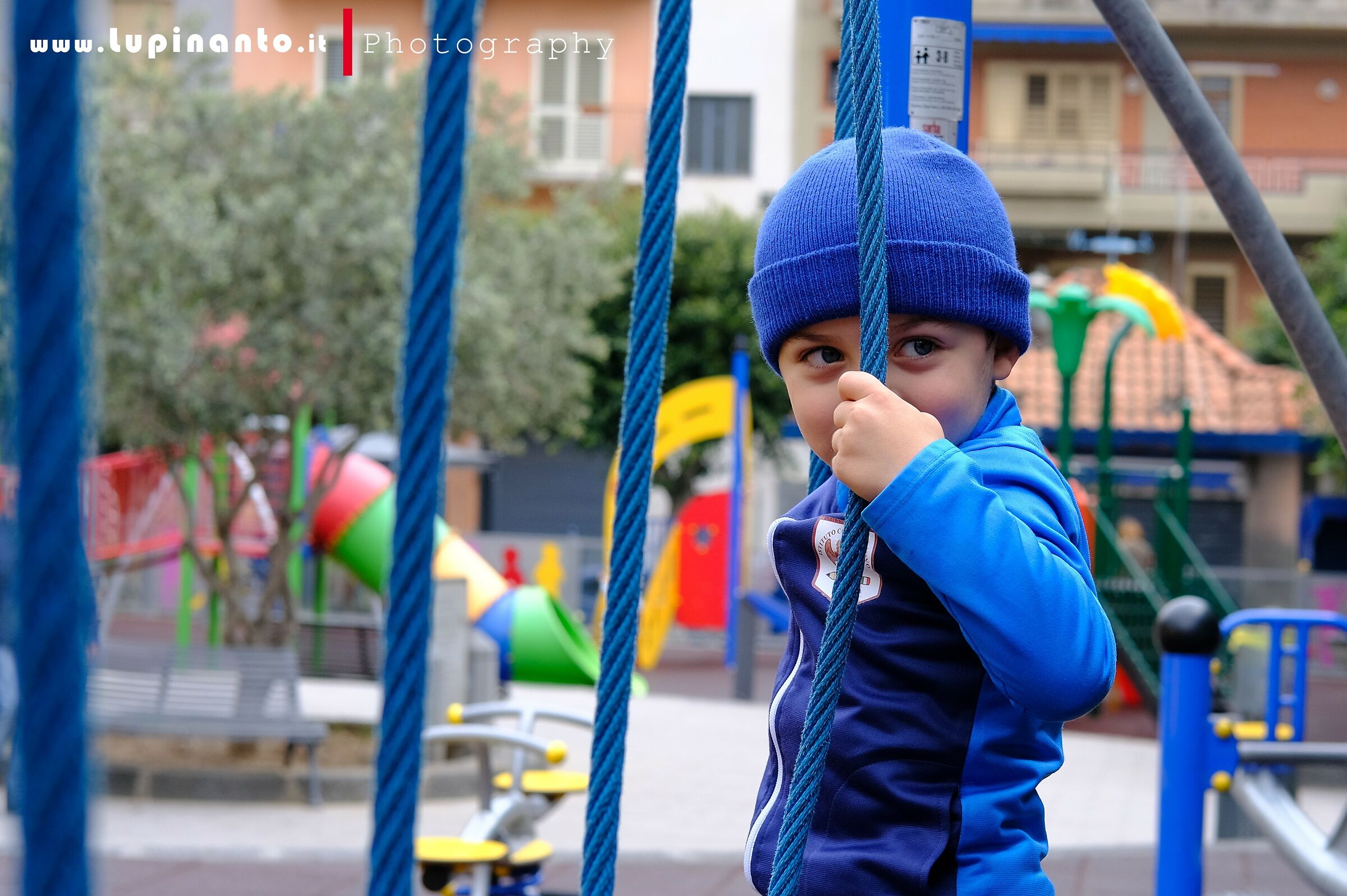 Il piccolo è in gabbia