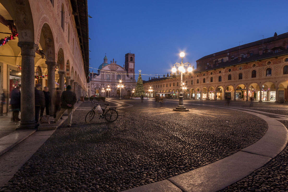 Chiacchiere festive in piazza del Duca ...
