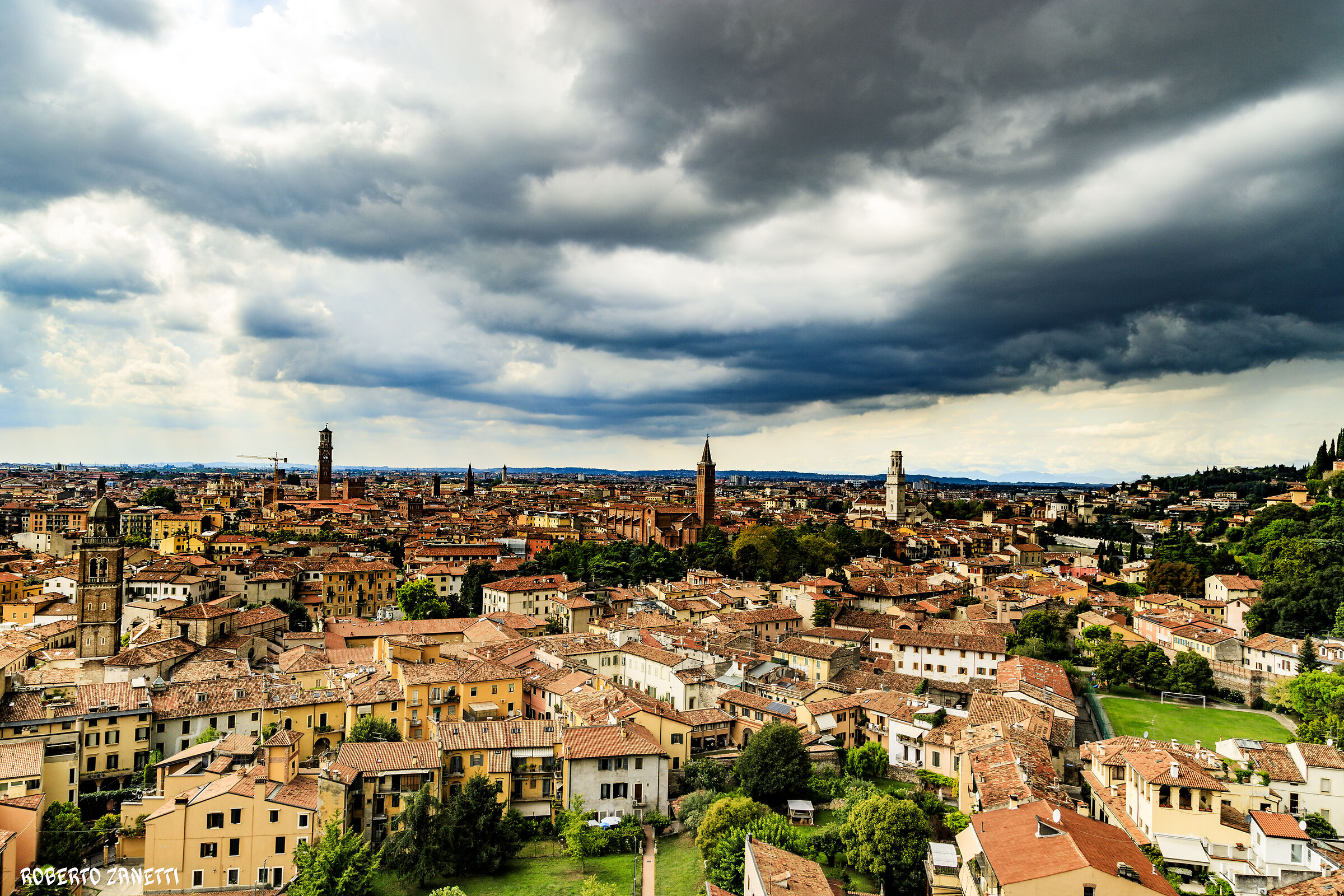 Vista di Verona con un tempo pazzerello