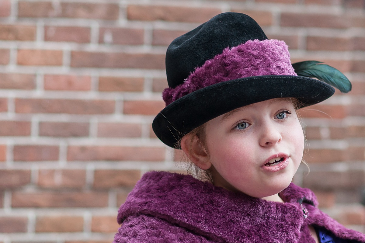 Ragazza che canta canzoni di Natale