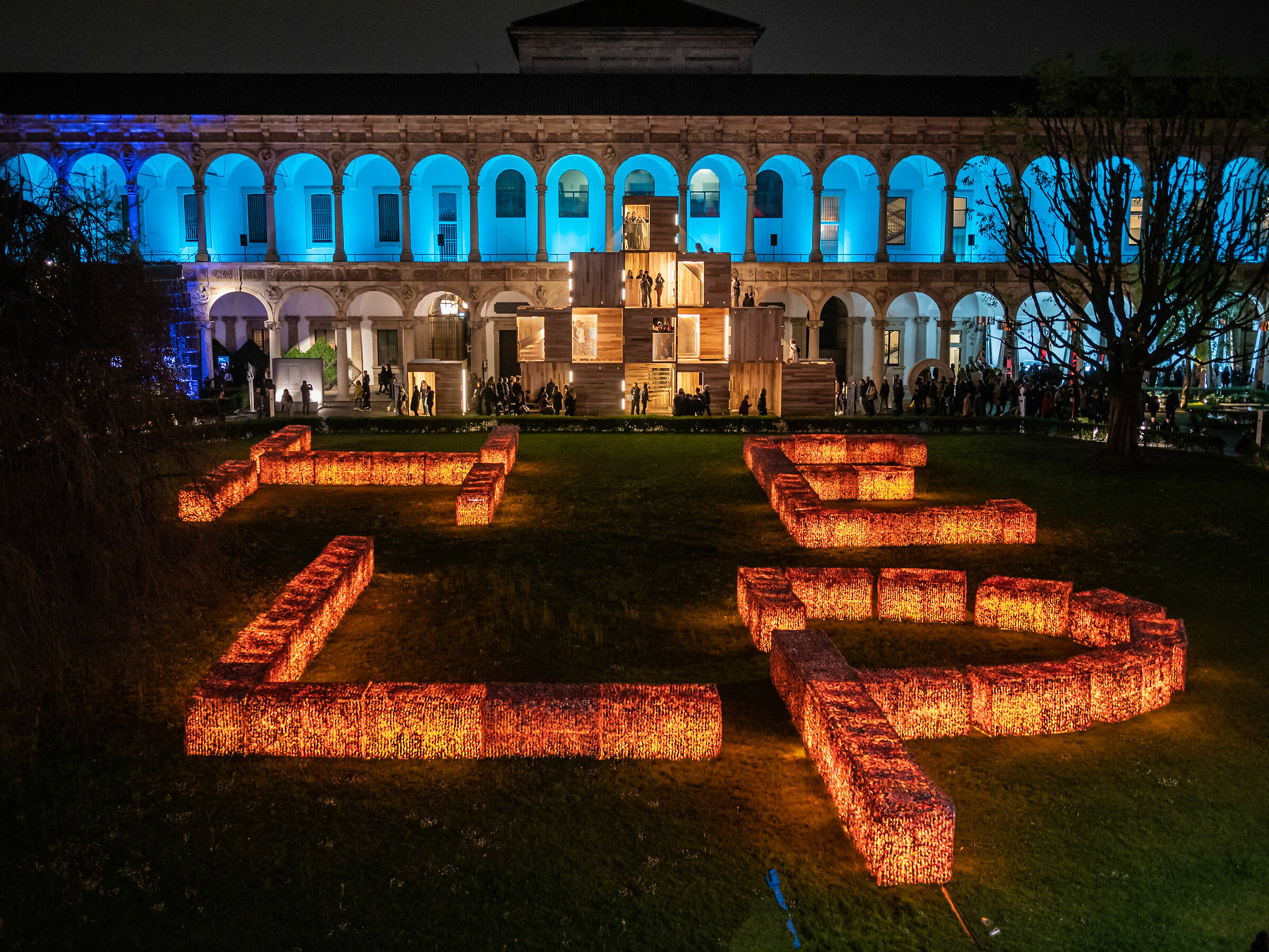 Help-Outside Milan Salon