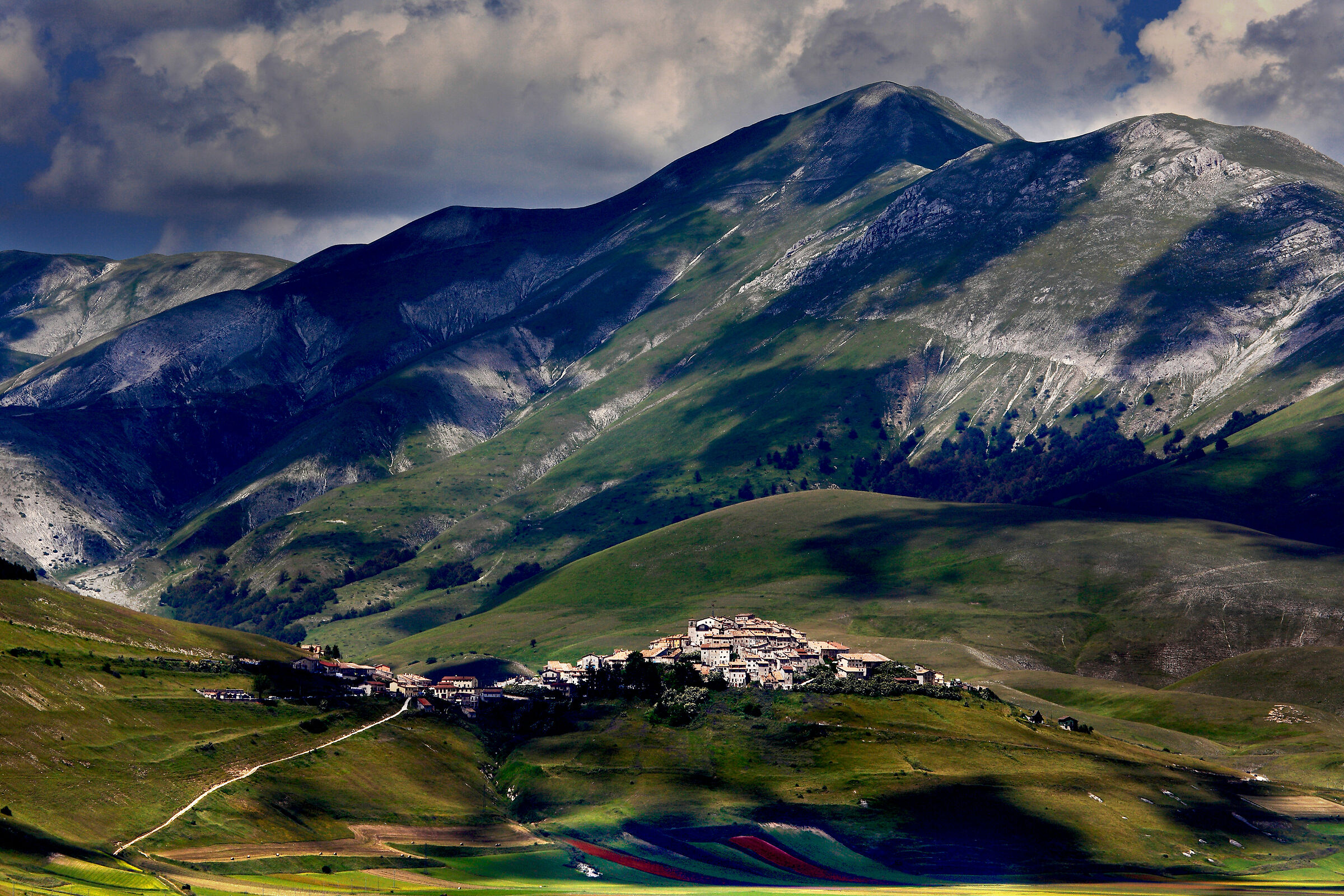 Castelluccio pennellato di ombre