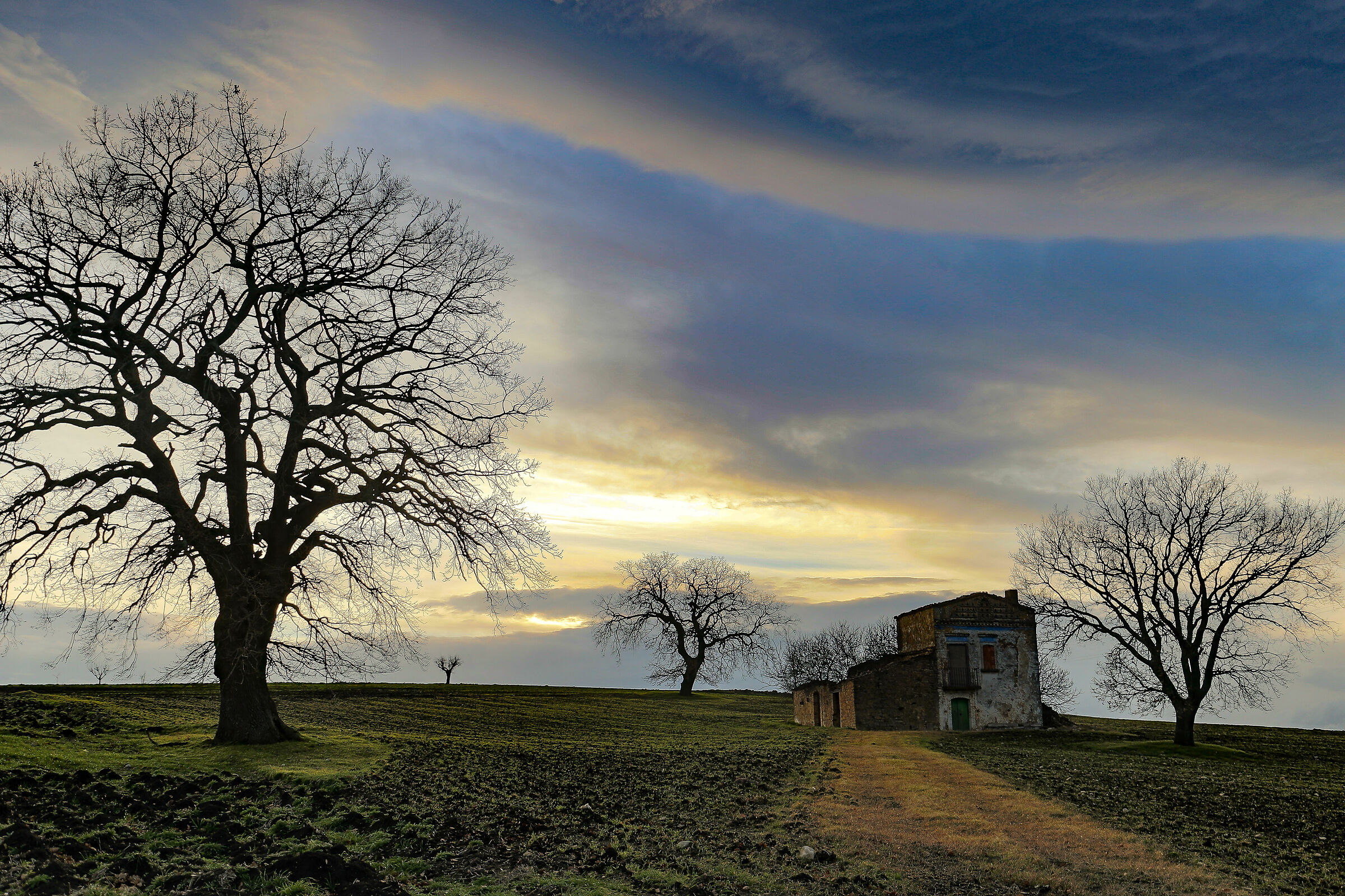 Masseria nell'appennino pugliese al tramonto