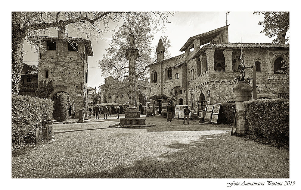 Piazza del Biscione a Grazzano Visconti
