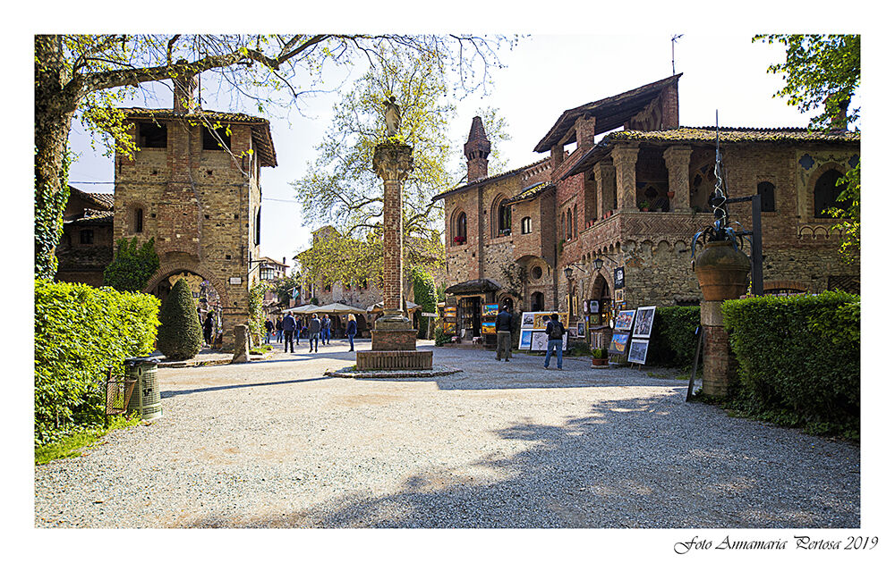Piazza del Biscione a Grazzano Visconti