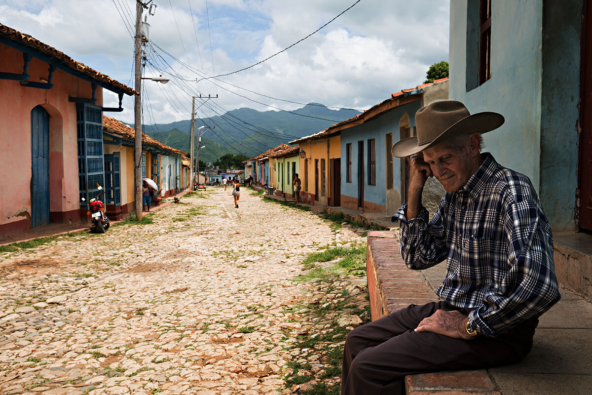Un anziano uomo seduto sulle scale..., Trinidad, Cuba.