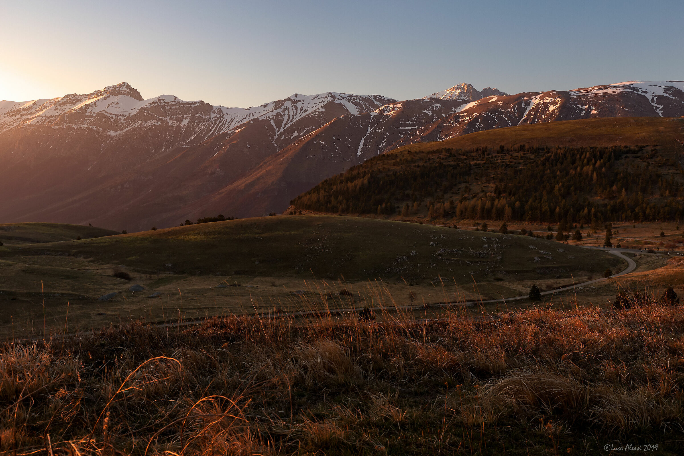 La luce del tramonto dipinge il Gran Sasso