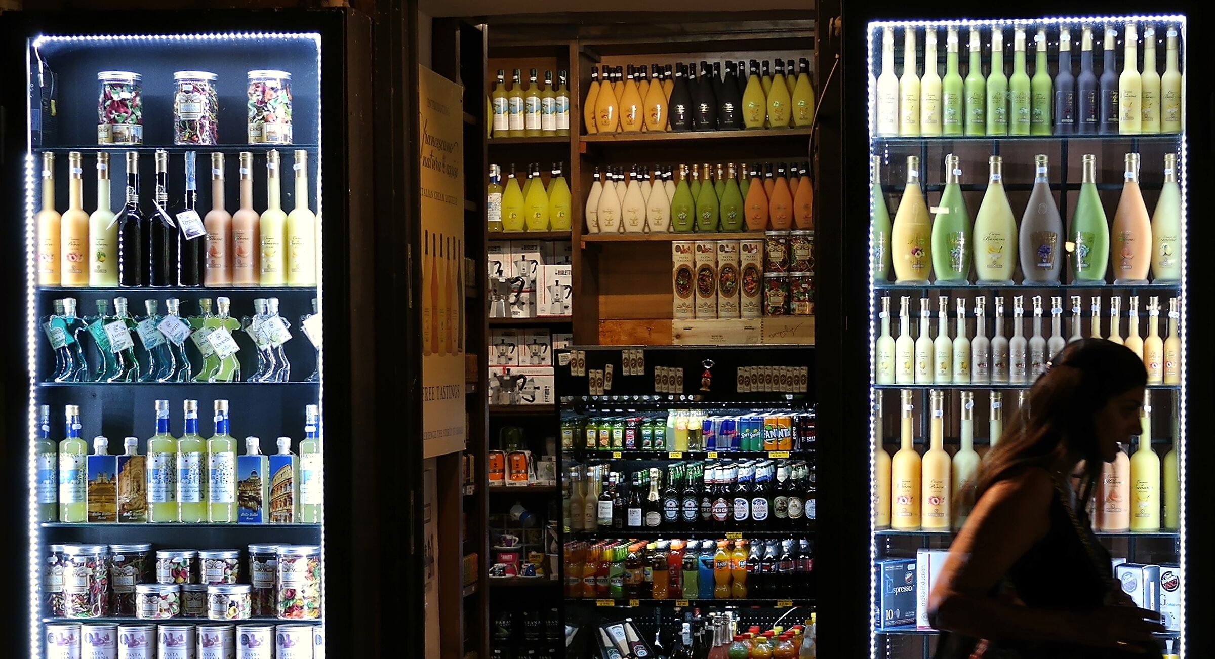 Rome at night: The liquor store