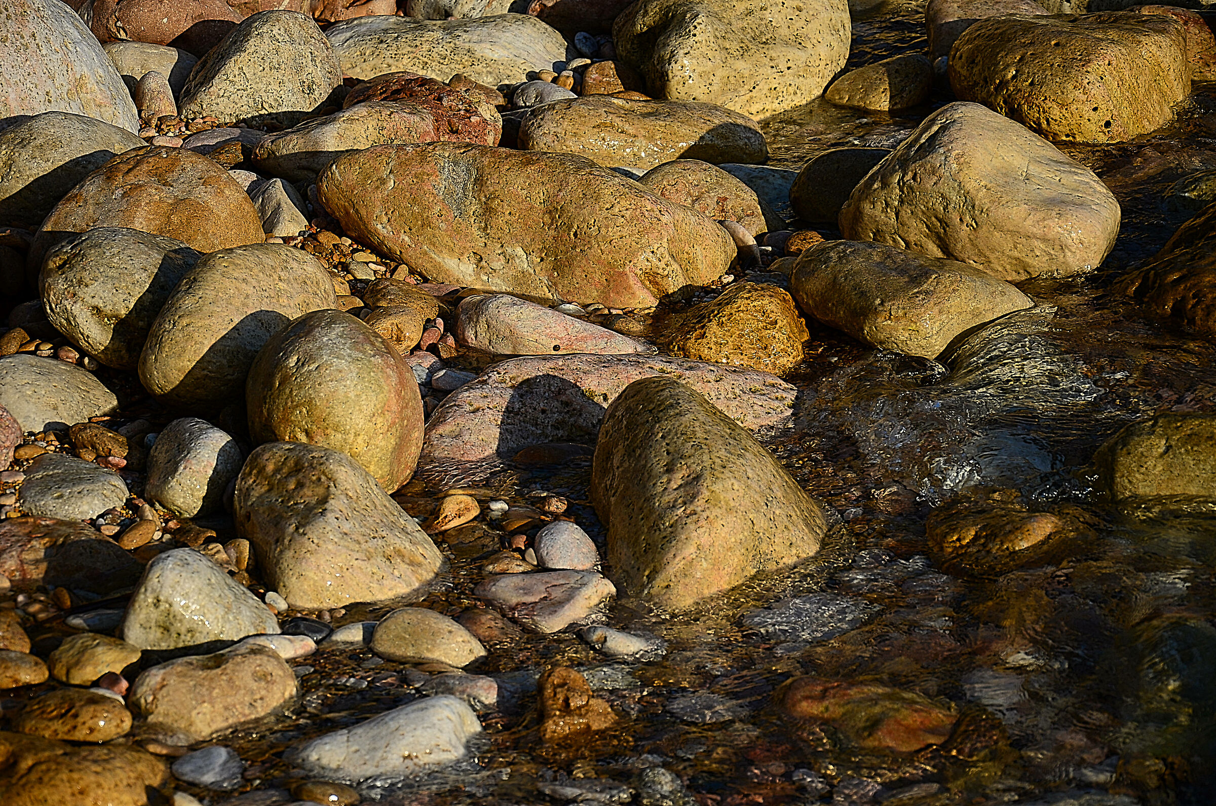 osop_NP_1845 colored stones bathed by the sea